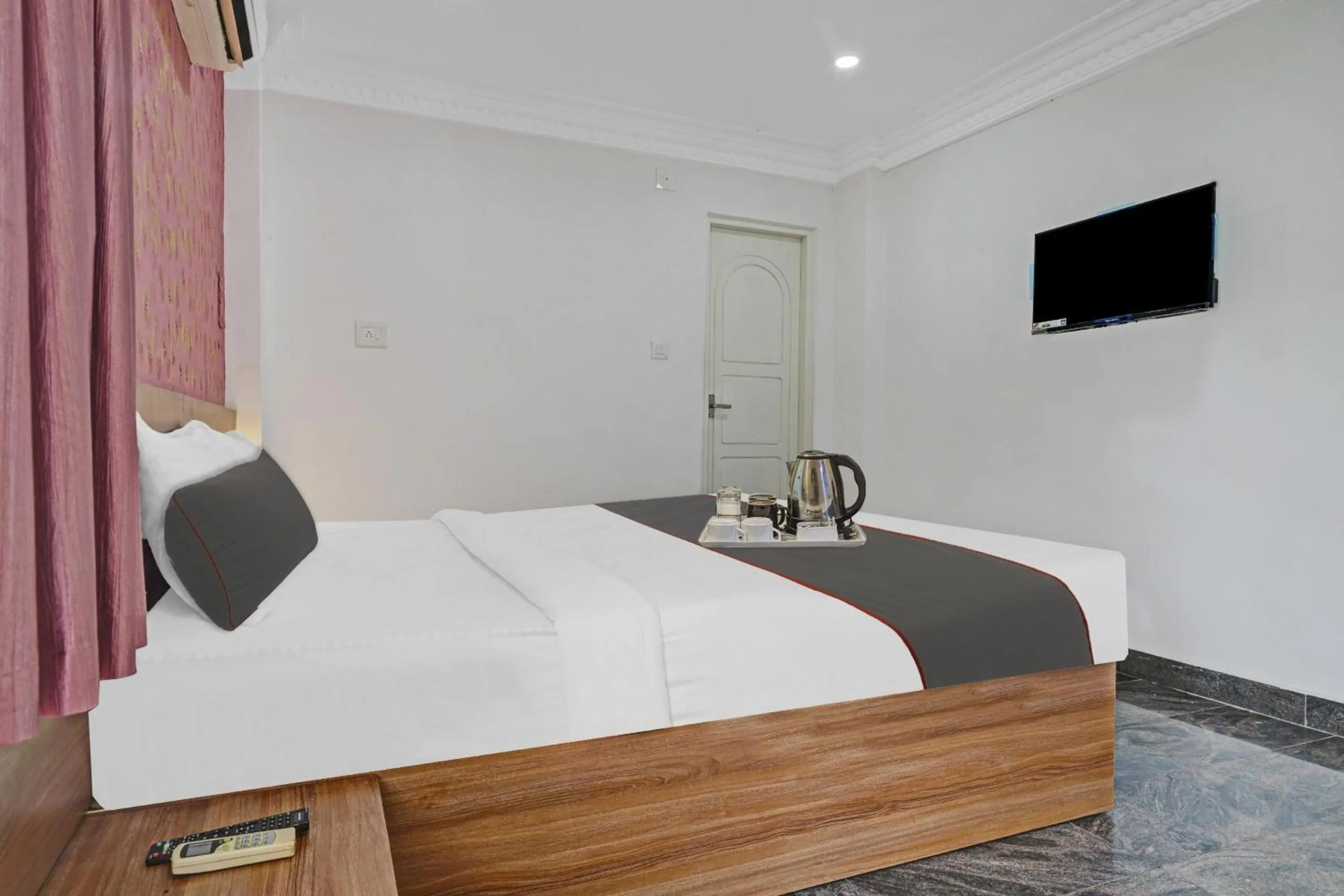 Bedroom, Bed in Capital O Rayan Plaza