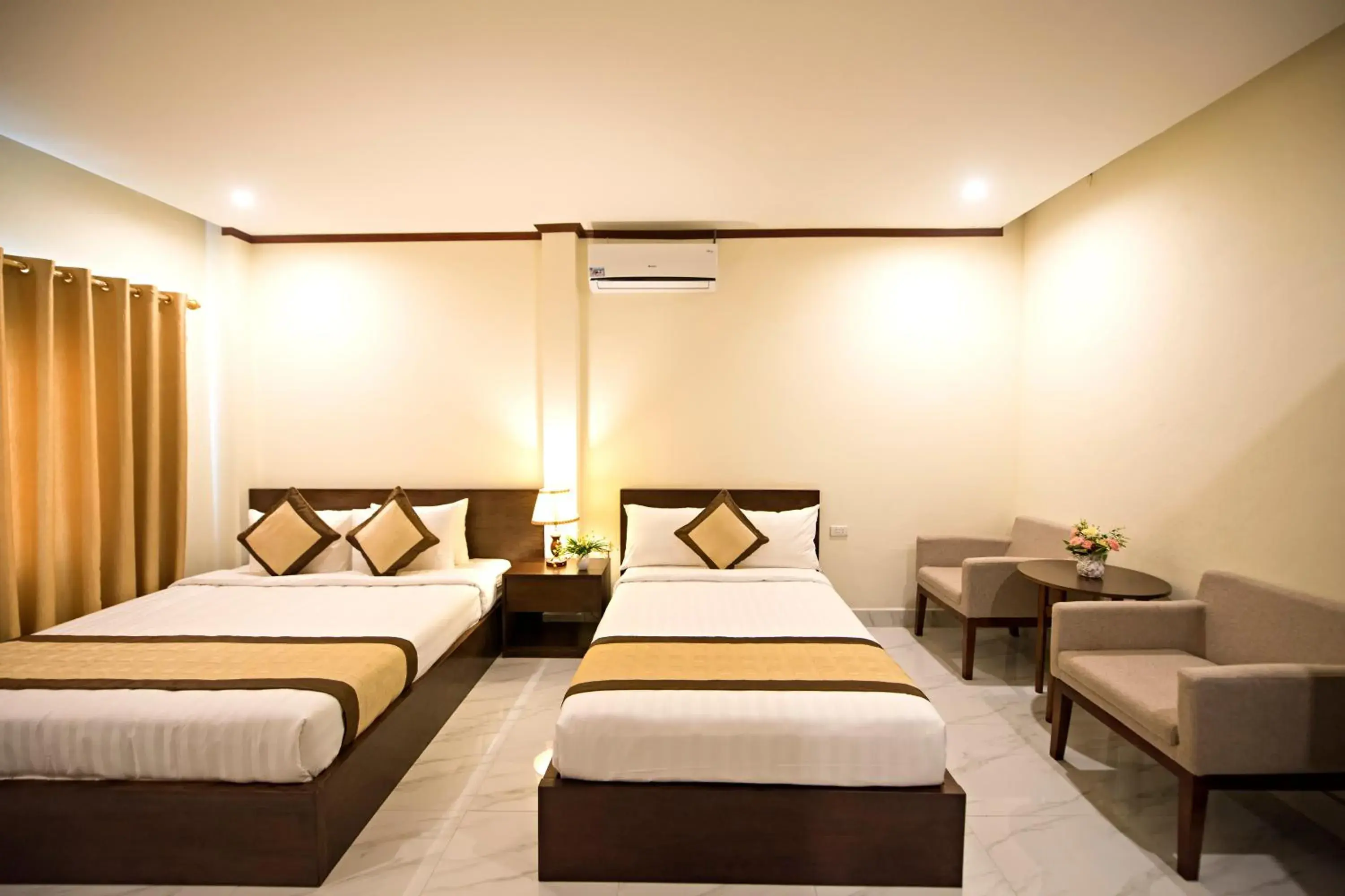 Deluxe Family Room in Vang Vieng Freedom Star's Hotel Deluxe Family Room in Vang Vieng Freedom Star's Hotel