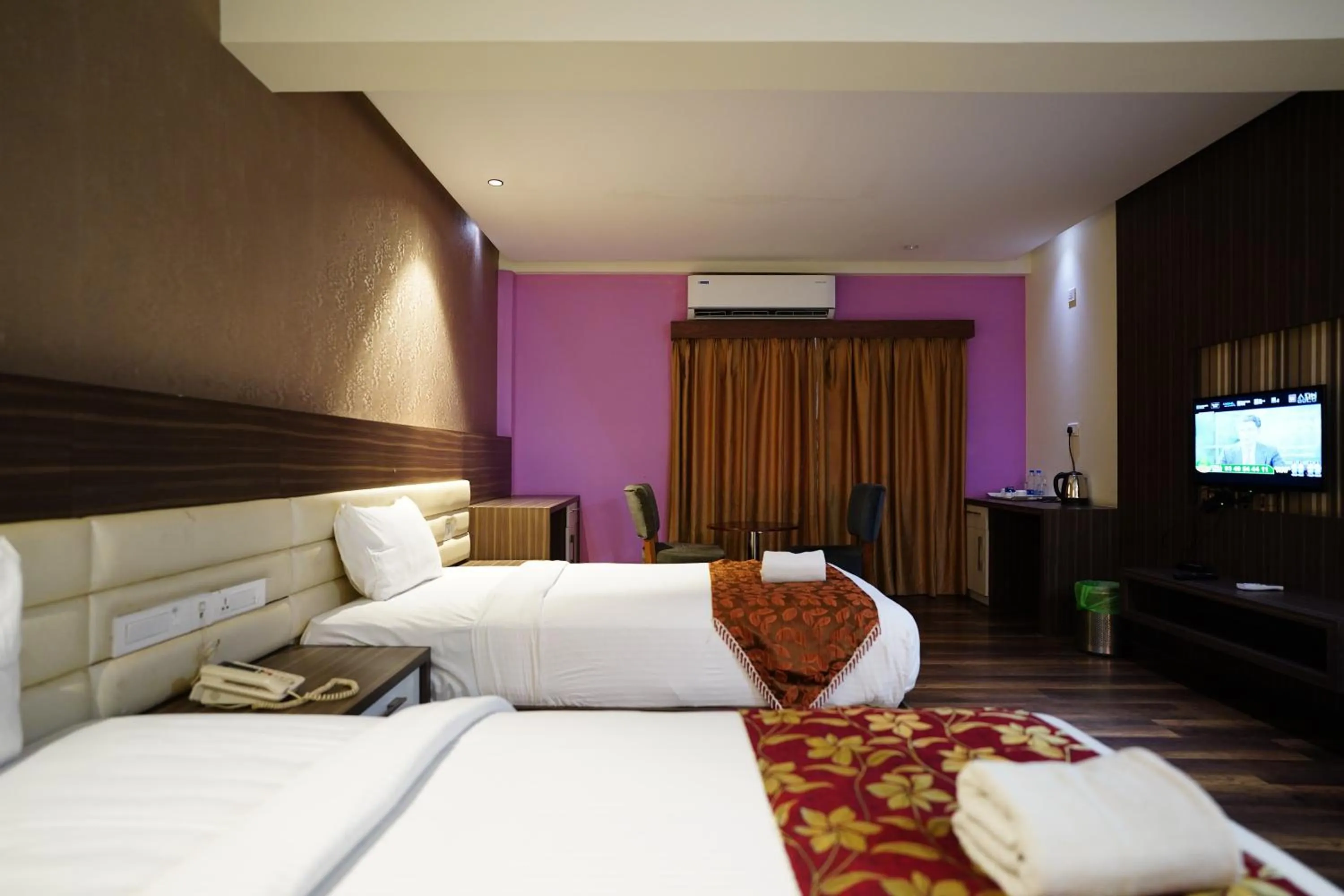 Communal lounge/ TV room, Bed in Emarald Hotel Calicut