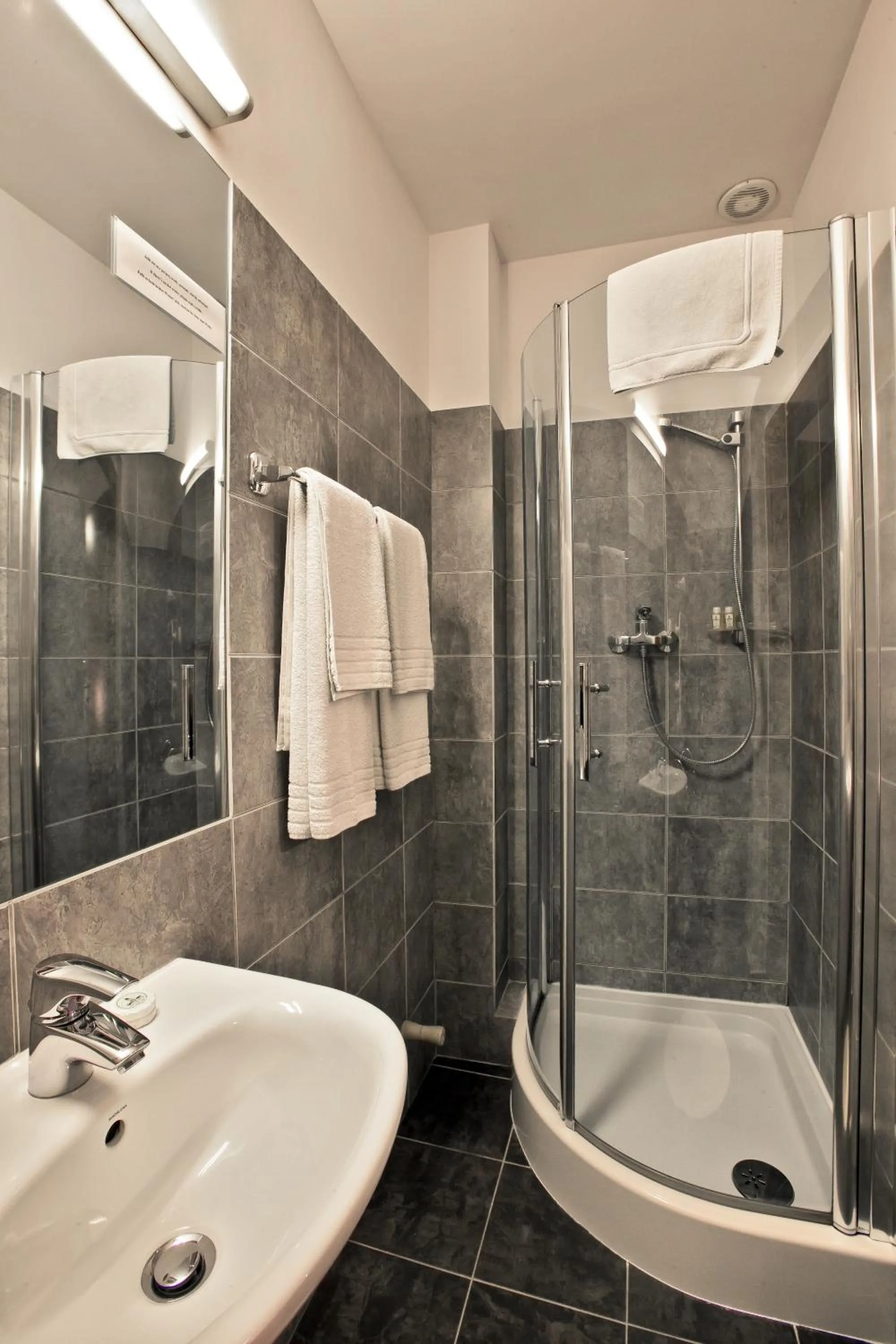 Bathroom in Castle Inn