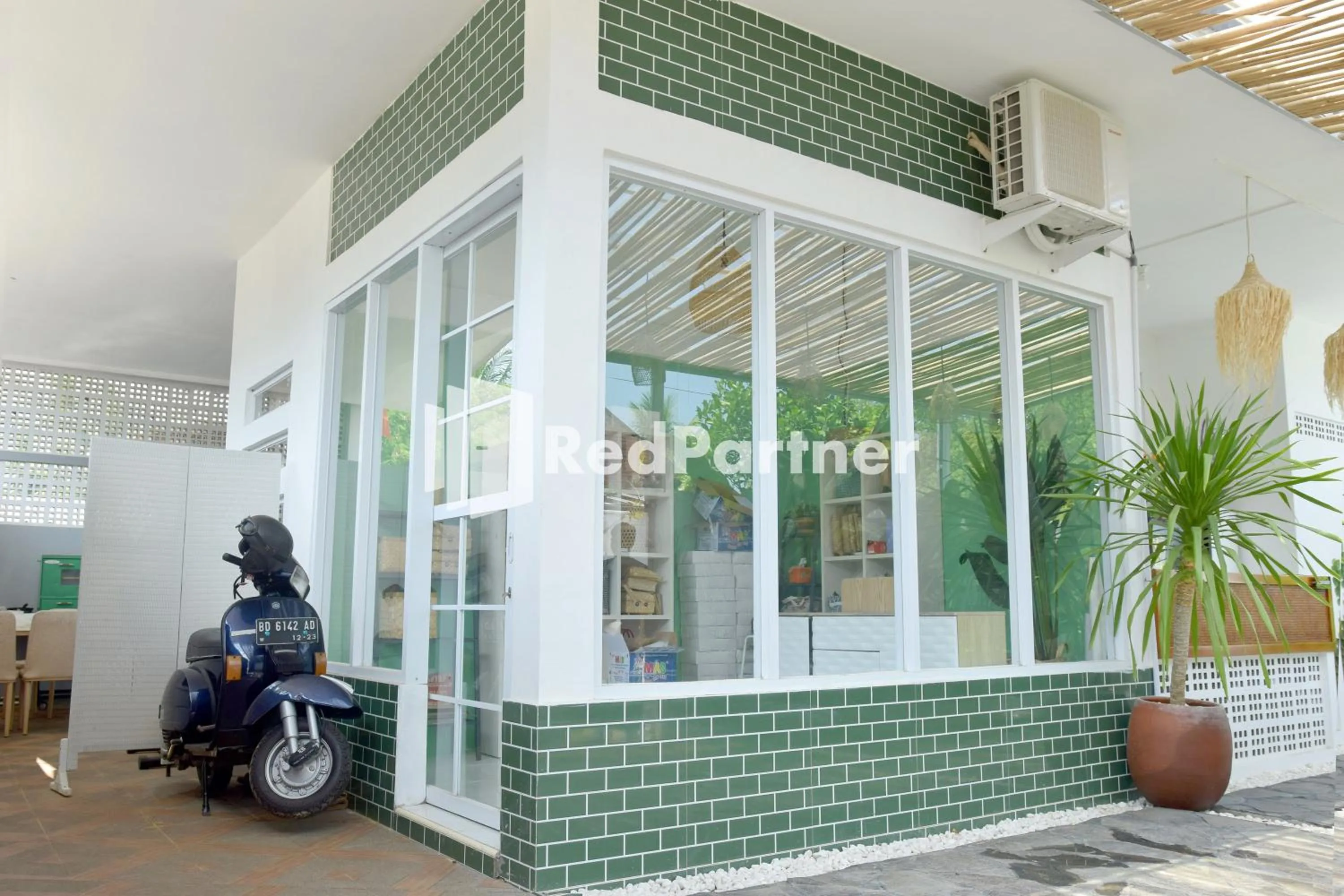 Restaurant/places to eat in Pringgading Surf Camp Bengkulu Mitra RedDoorz