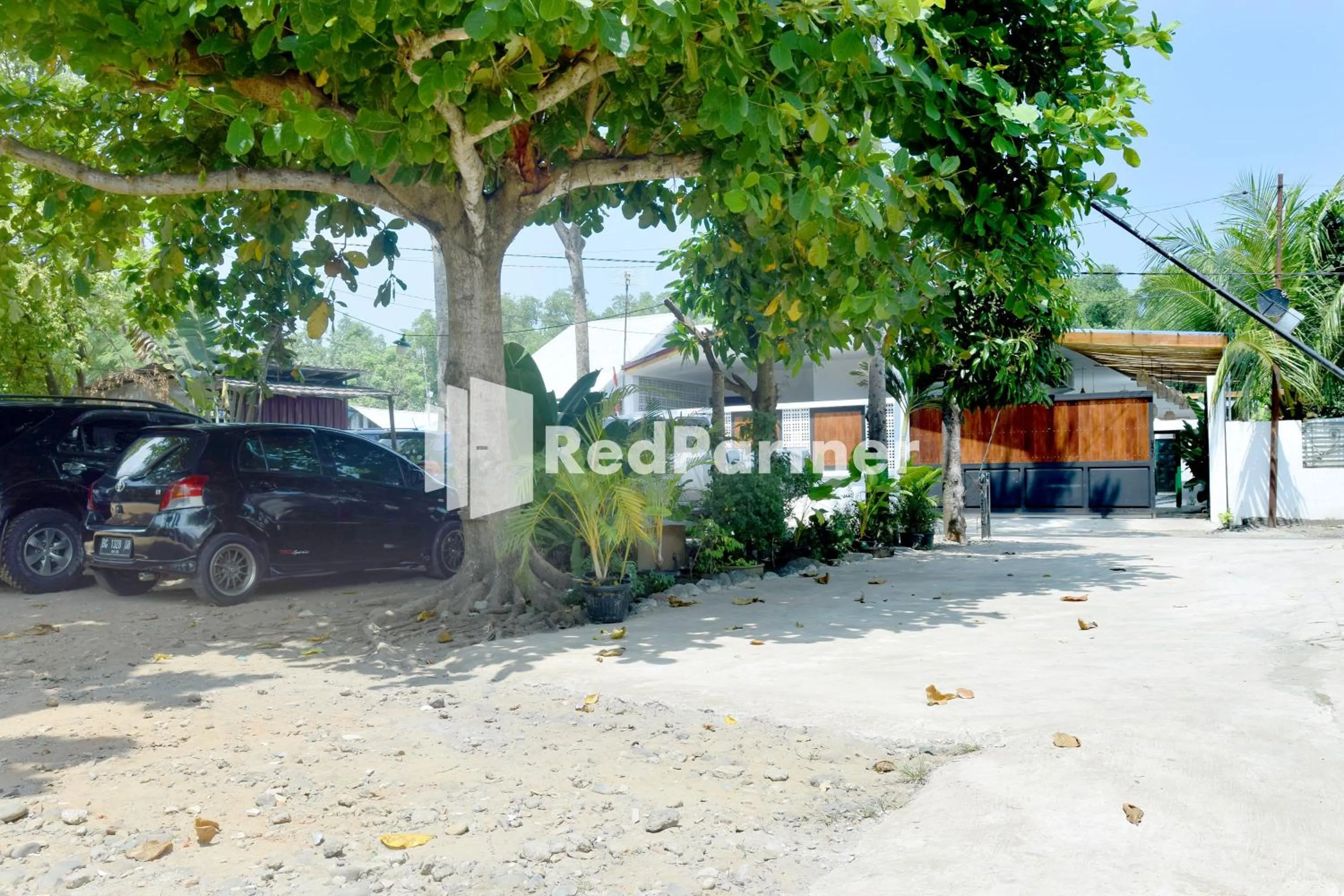Parking in Pringgading Surf Camp Bengkulu Mitra RedDoorz