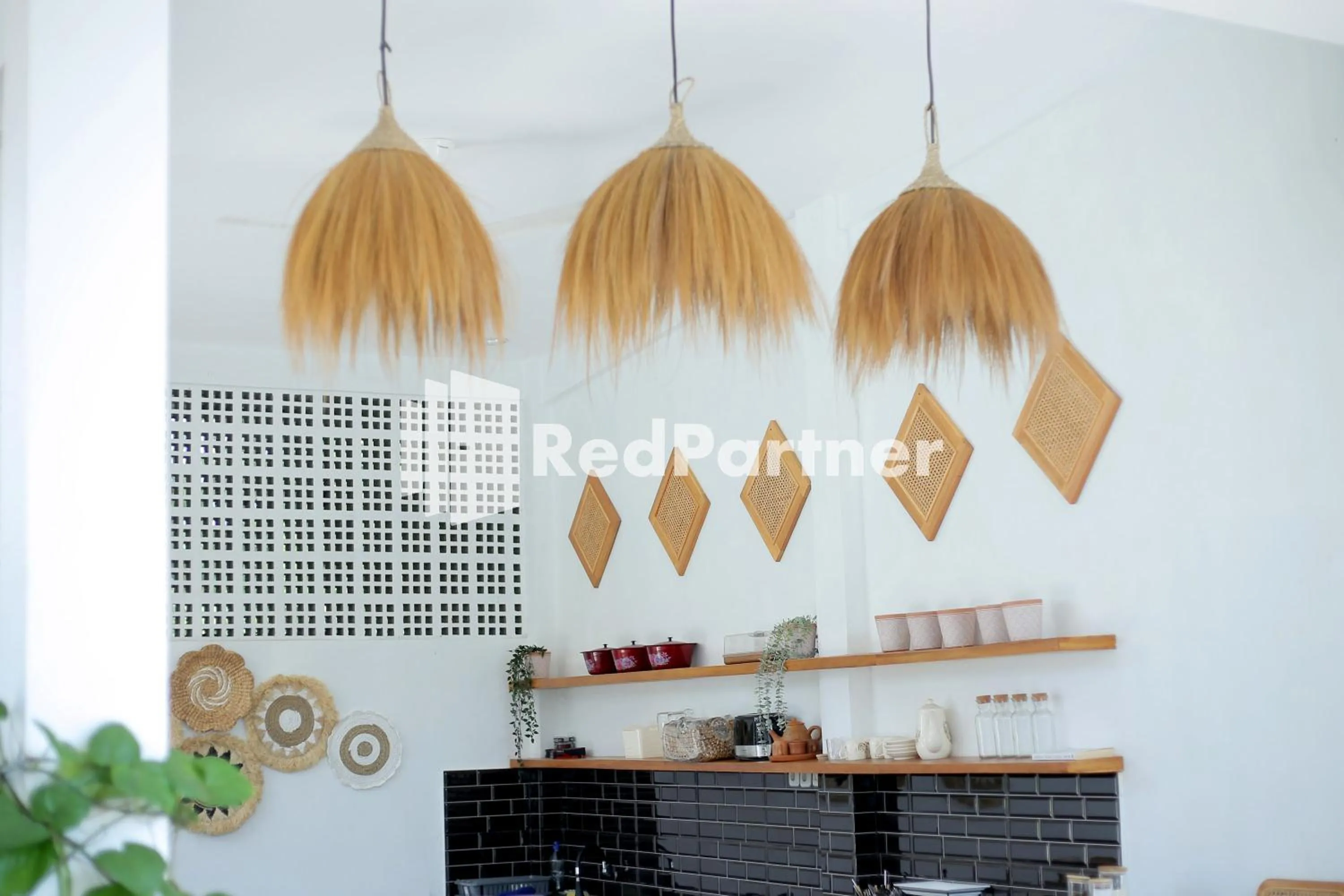 Communal kitchen in Pringgading Surf Camp Bengkulu Mitra RedDoorz