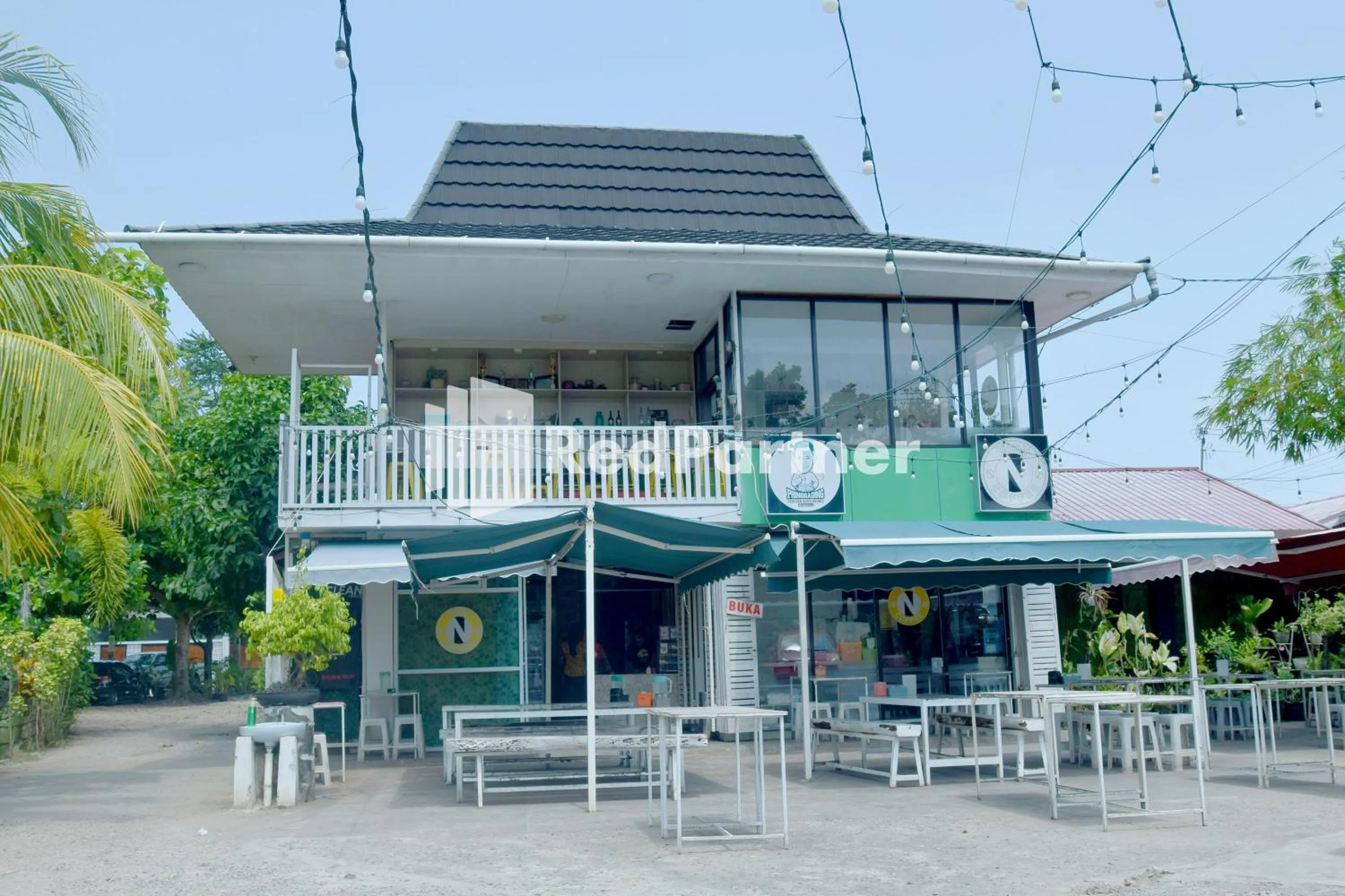 Restaurant/places to eat in Pringgading Surf Camp Bengkulu Mitra RedDoorz