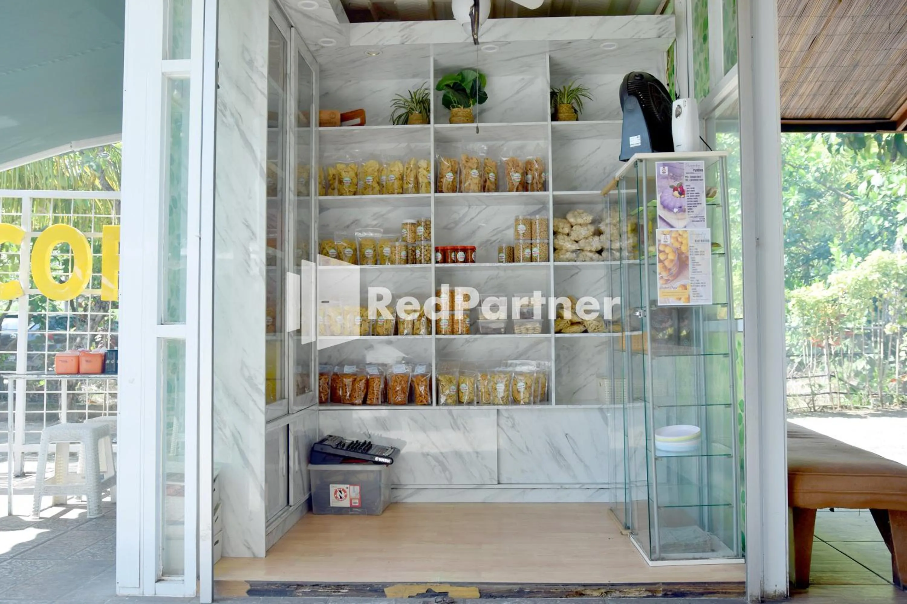 Restaurant/places to eat in Pringgading Surf Camp Bengkulu Mitra RedDoorz