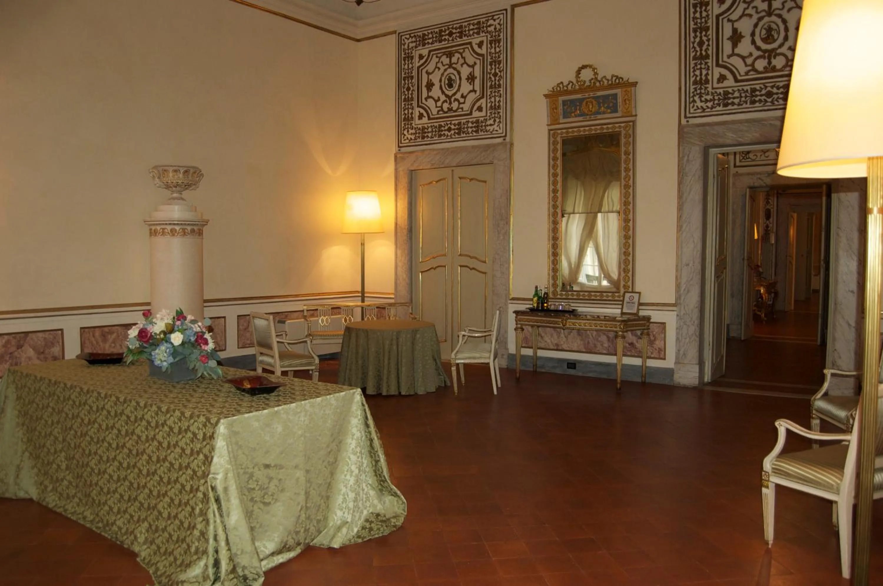 Communal lounge/ TV room in Palazzo Tucci Residenza d'epoca