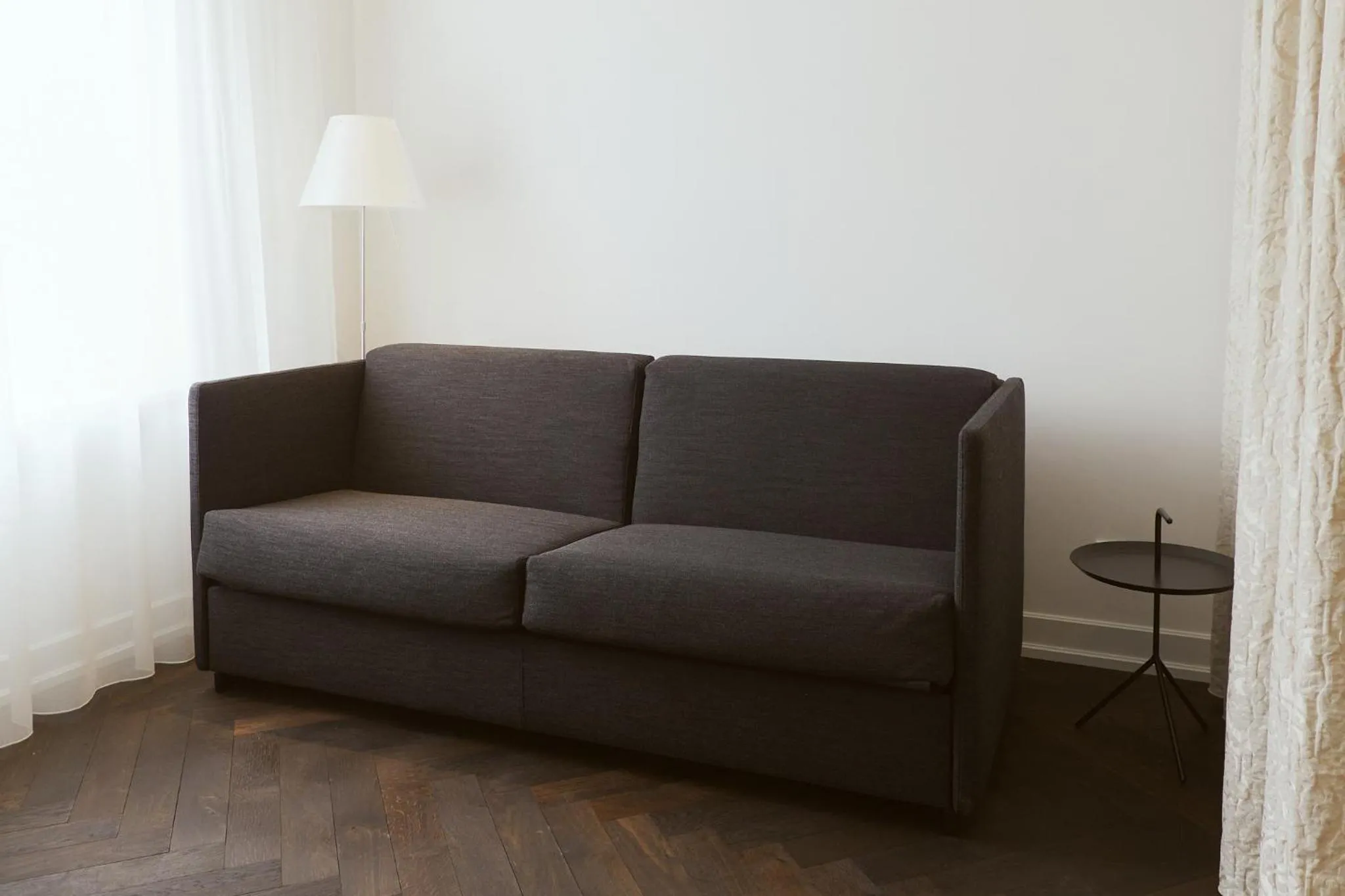 Photo of the whole room in Das Flint