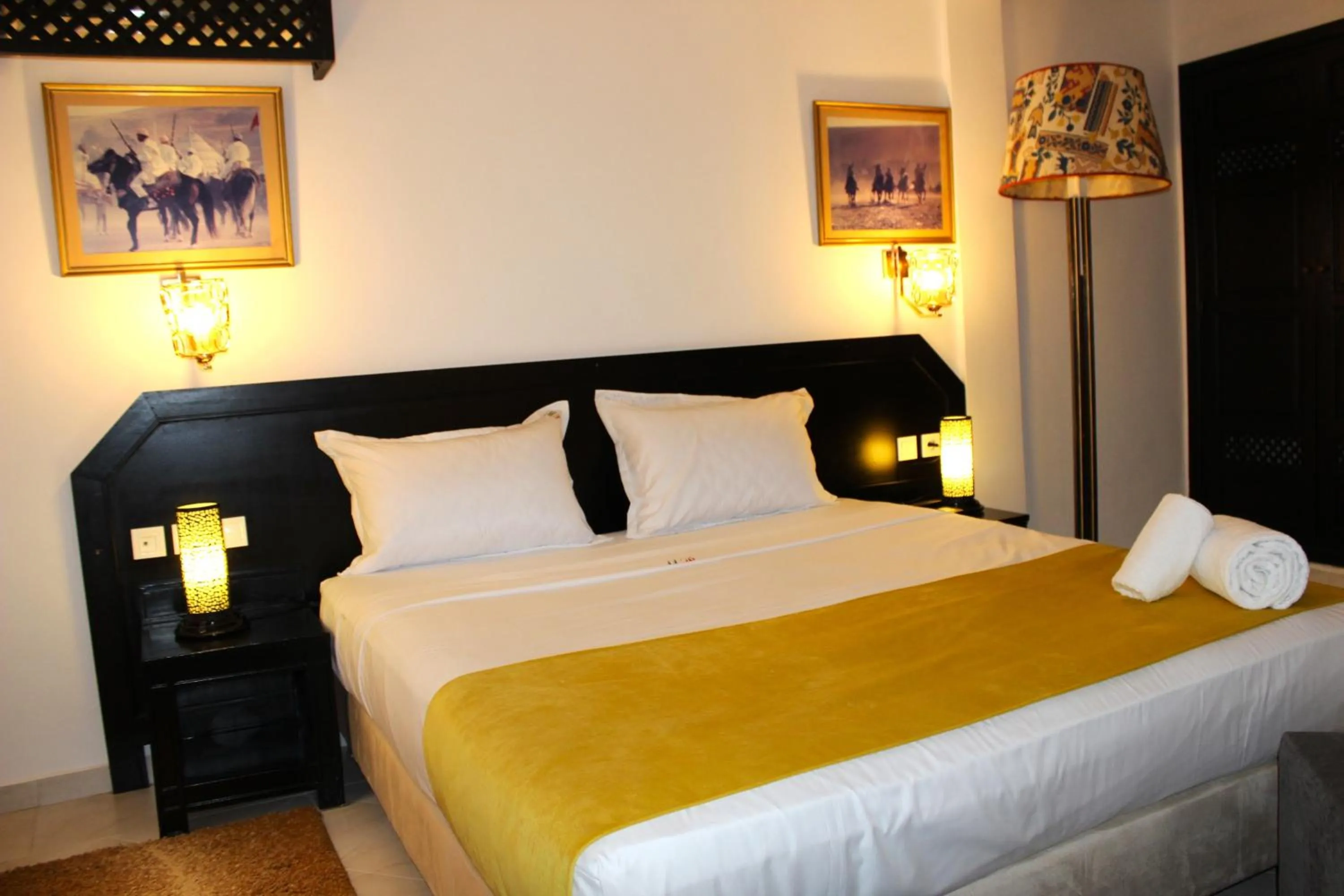 Bed in Majorel Perle Hôtel Riad Restaurant Picine & Spa