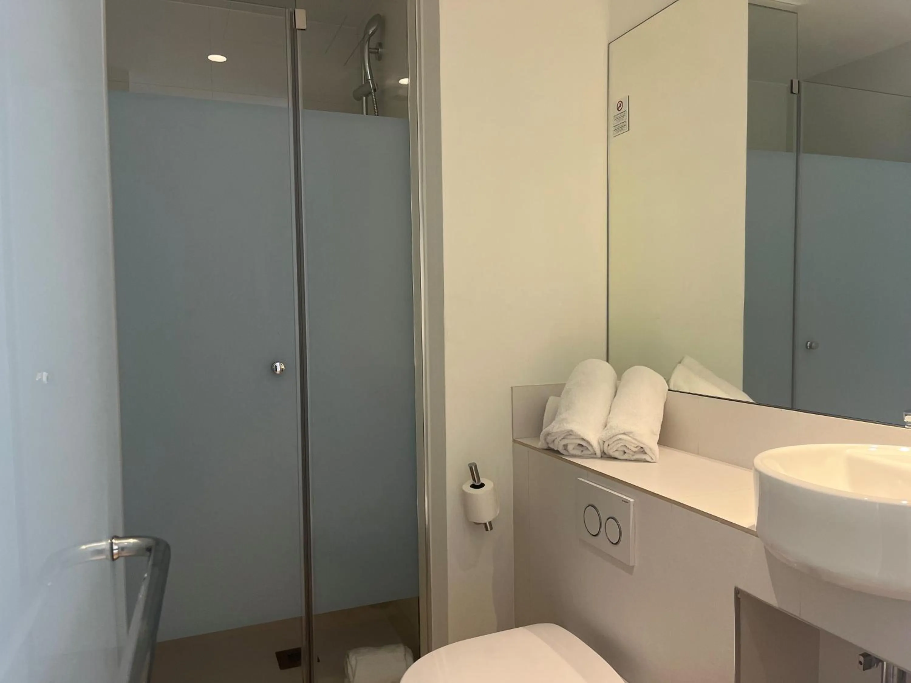 Shower in Hostal Madrid Atocha