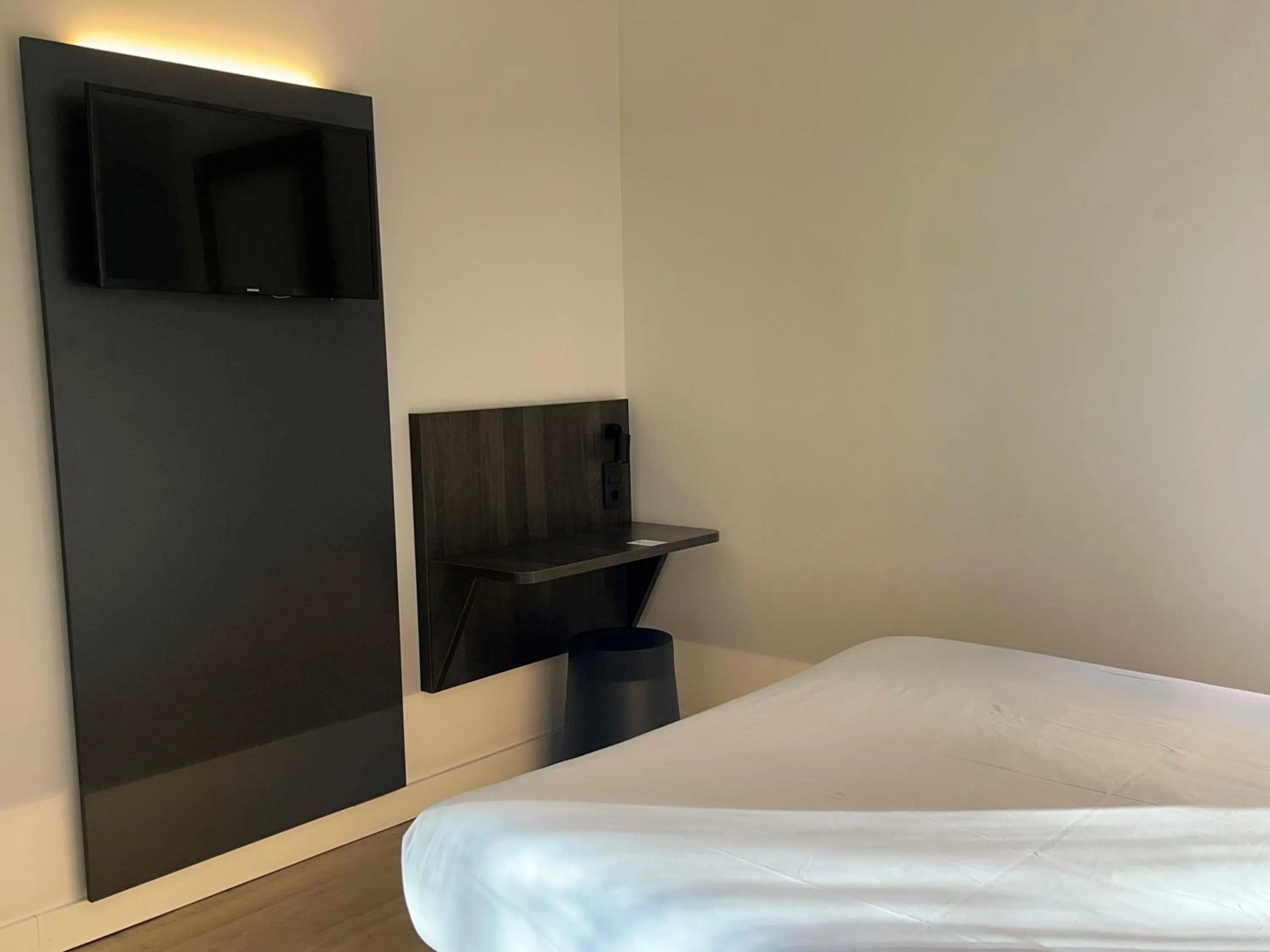 TV and multimedia, Bed in Hostal Madrid Atocha