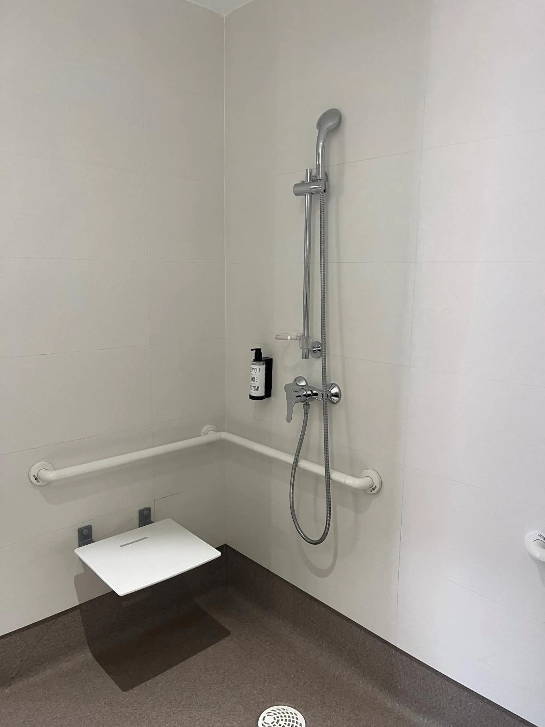 Shower in Hostal Madrid Atocha