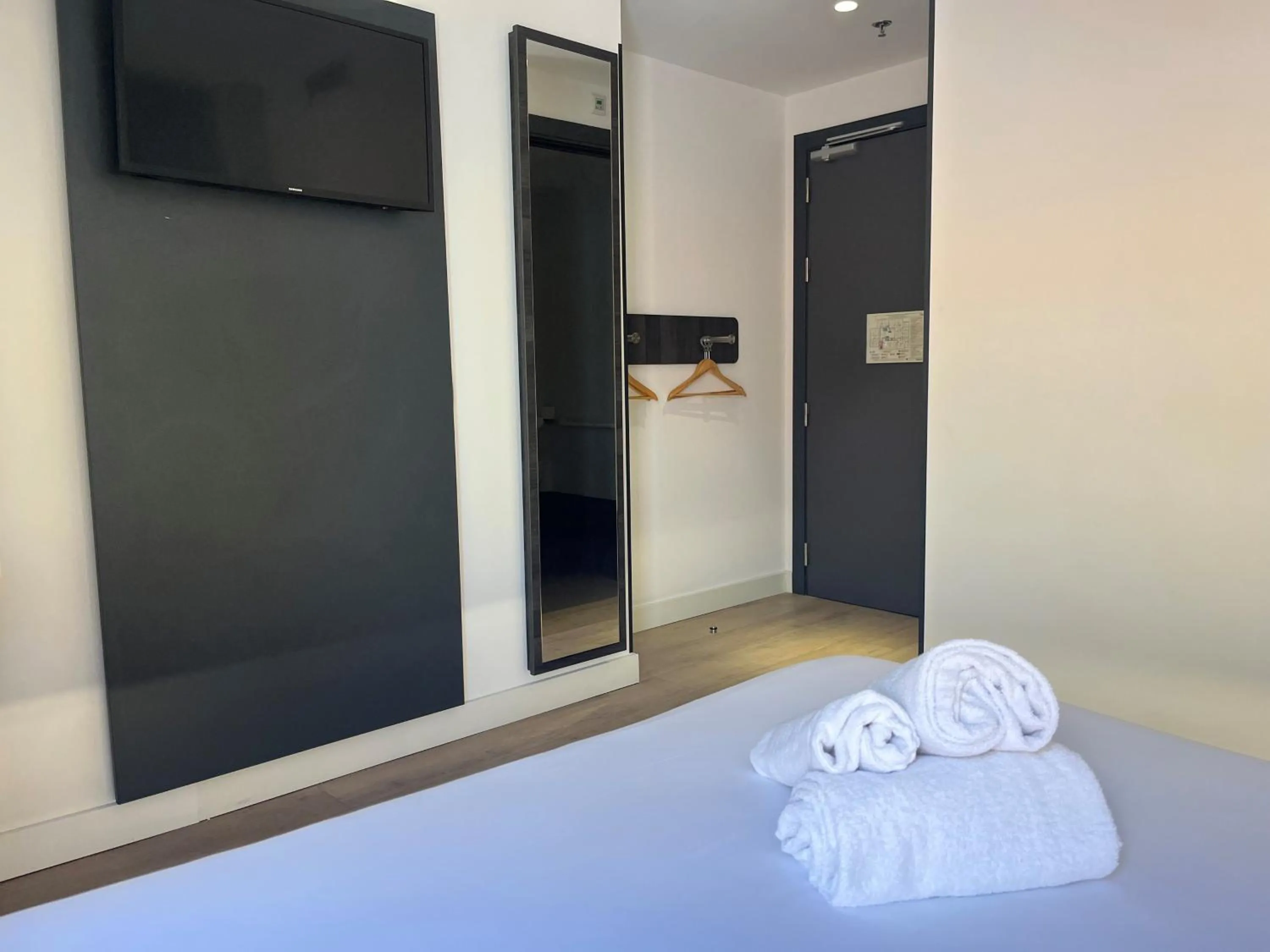 TV and multimedia, Bed in Hostal Madrid Atocha