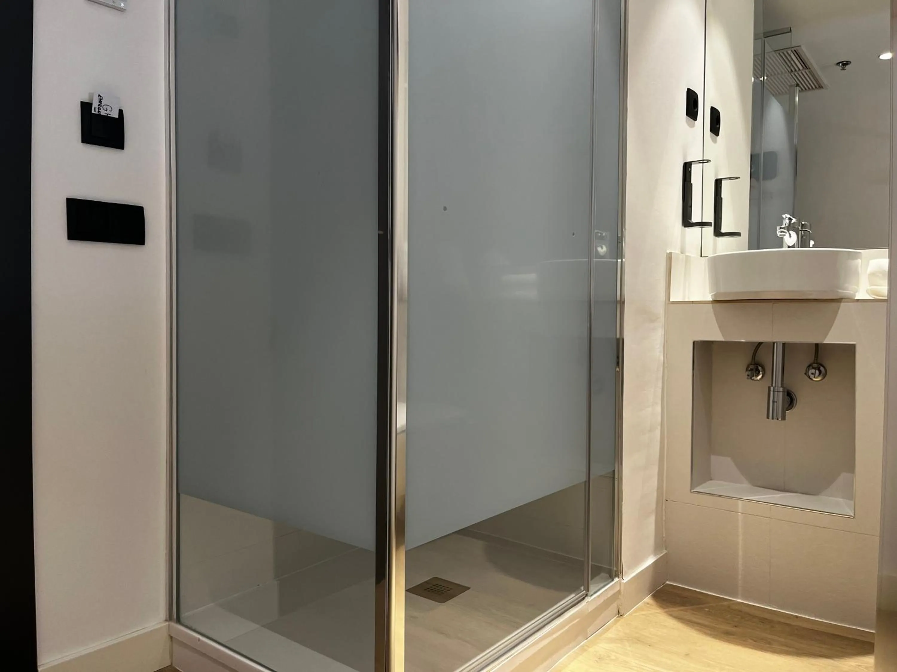 Shower in Hostal Madrid Atocha