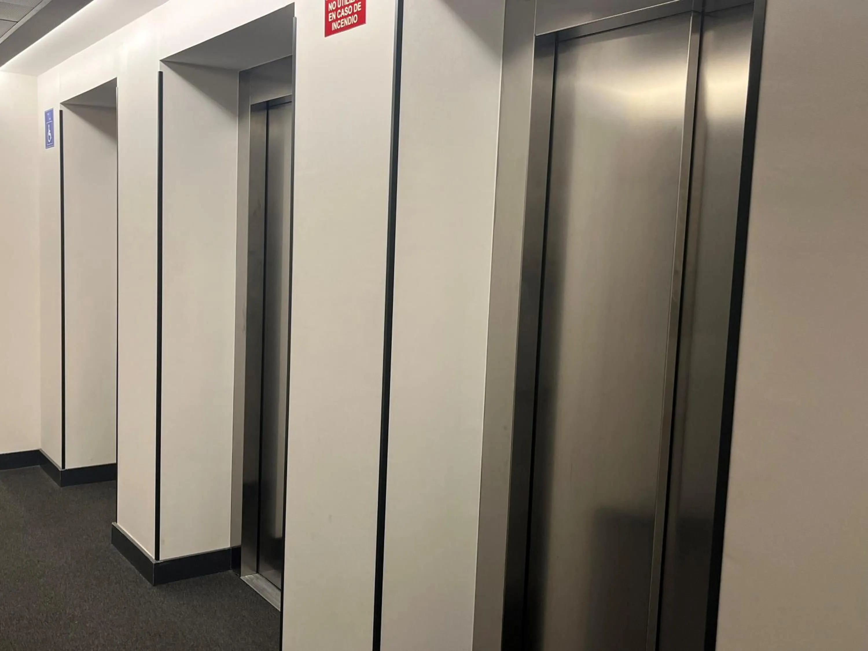 elevator in Hostal Madrid Atocha