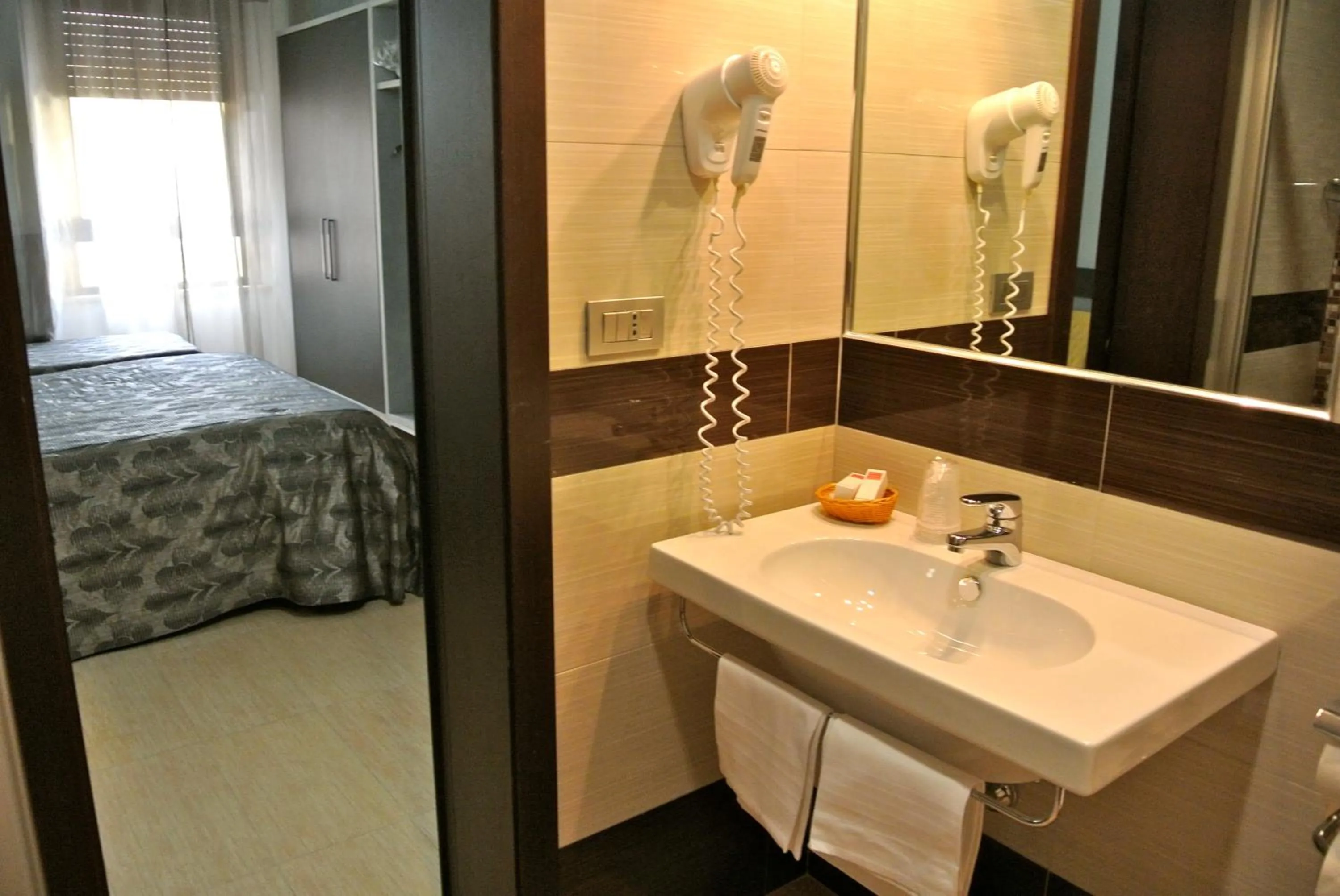 Bathroom, Bed in Hotel Dei Mille