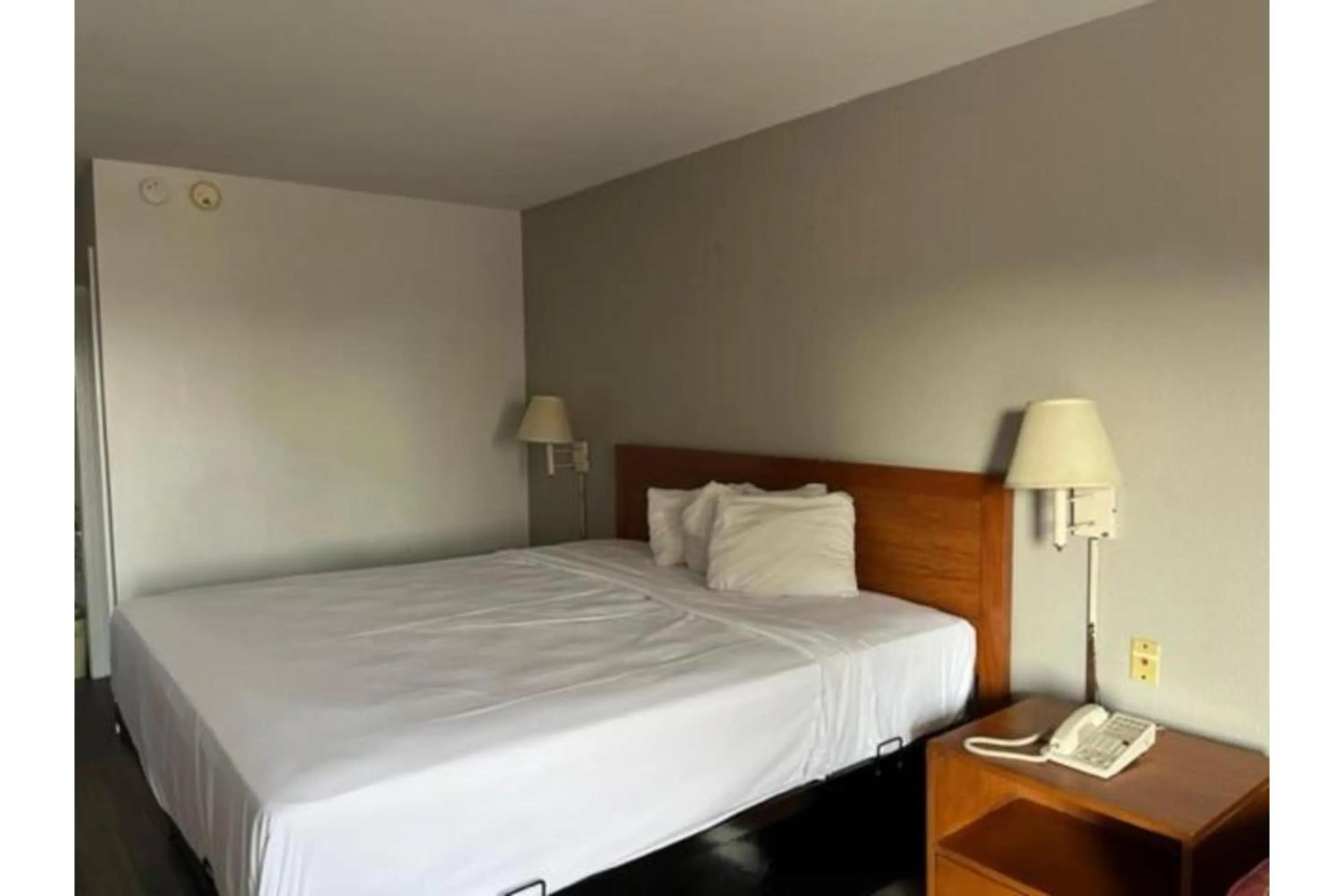 Bedroom, Bed in Motel 6 Laurel, MS