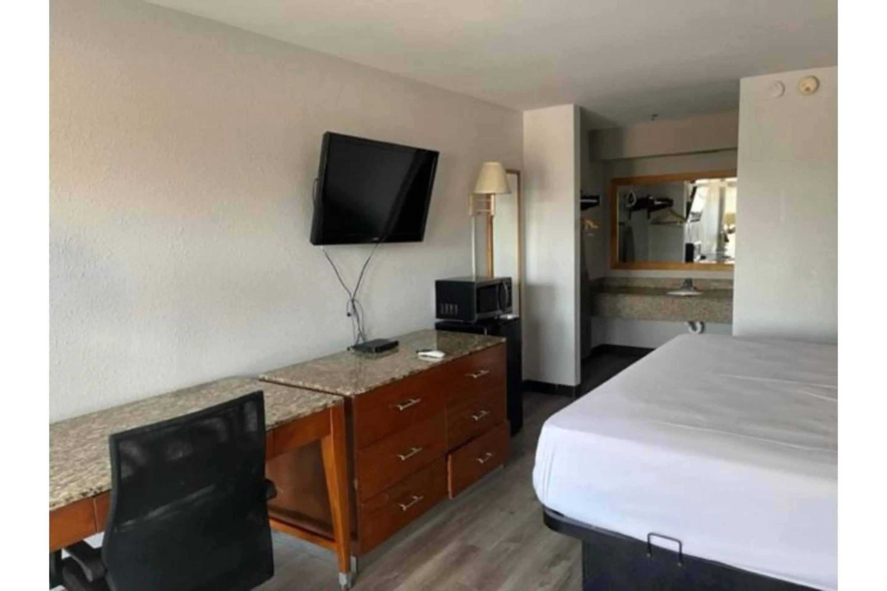 Bedroom, Bed in Motel 6 Laurel, MS