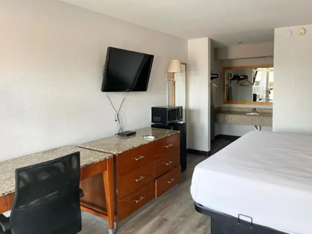 Bedroom, TV/Entertainment Center in Rodeway Inn