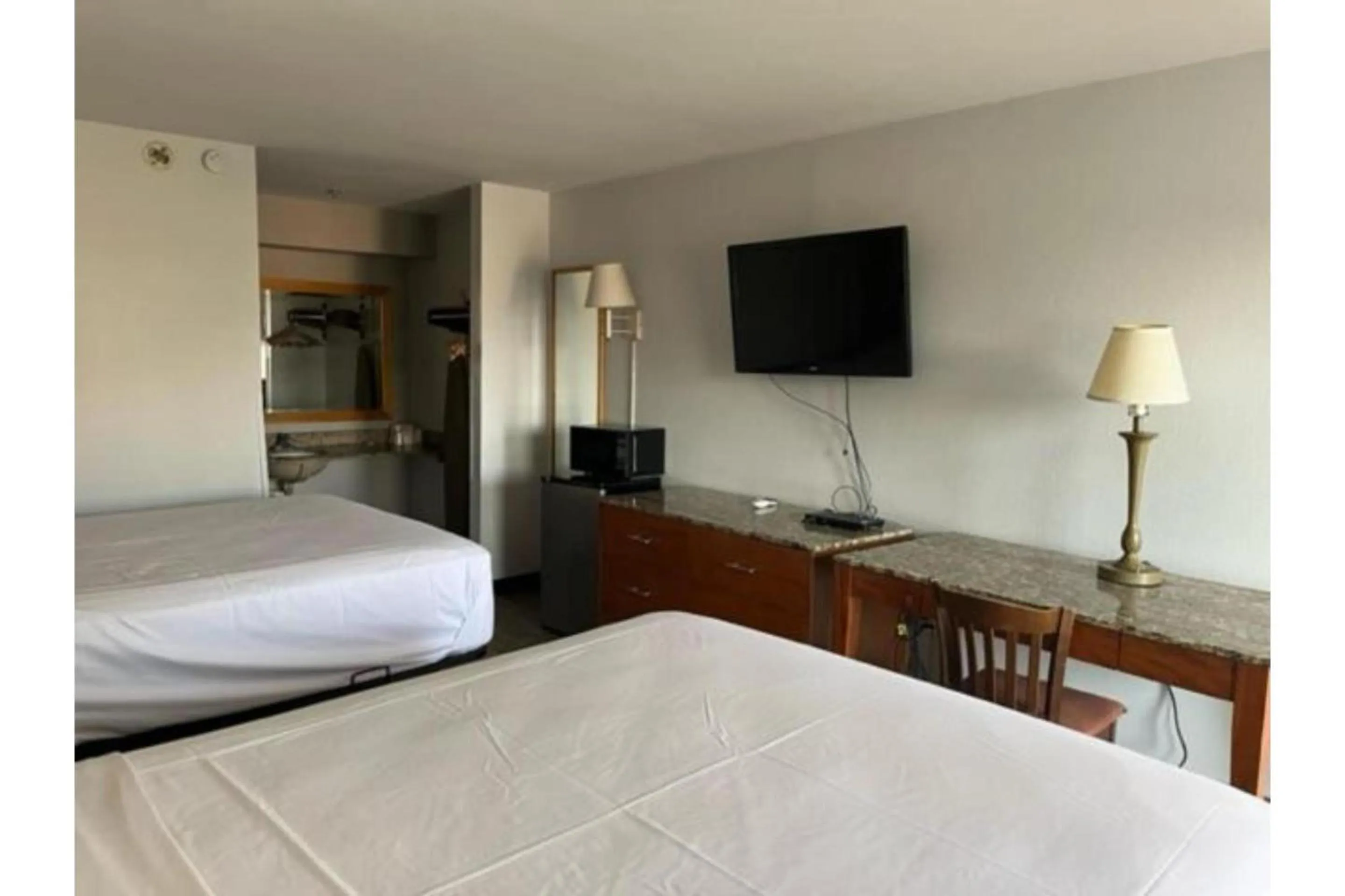 Bedroom, Bed in Motel 6 Laurel, MS