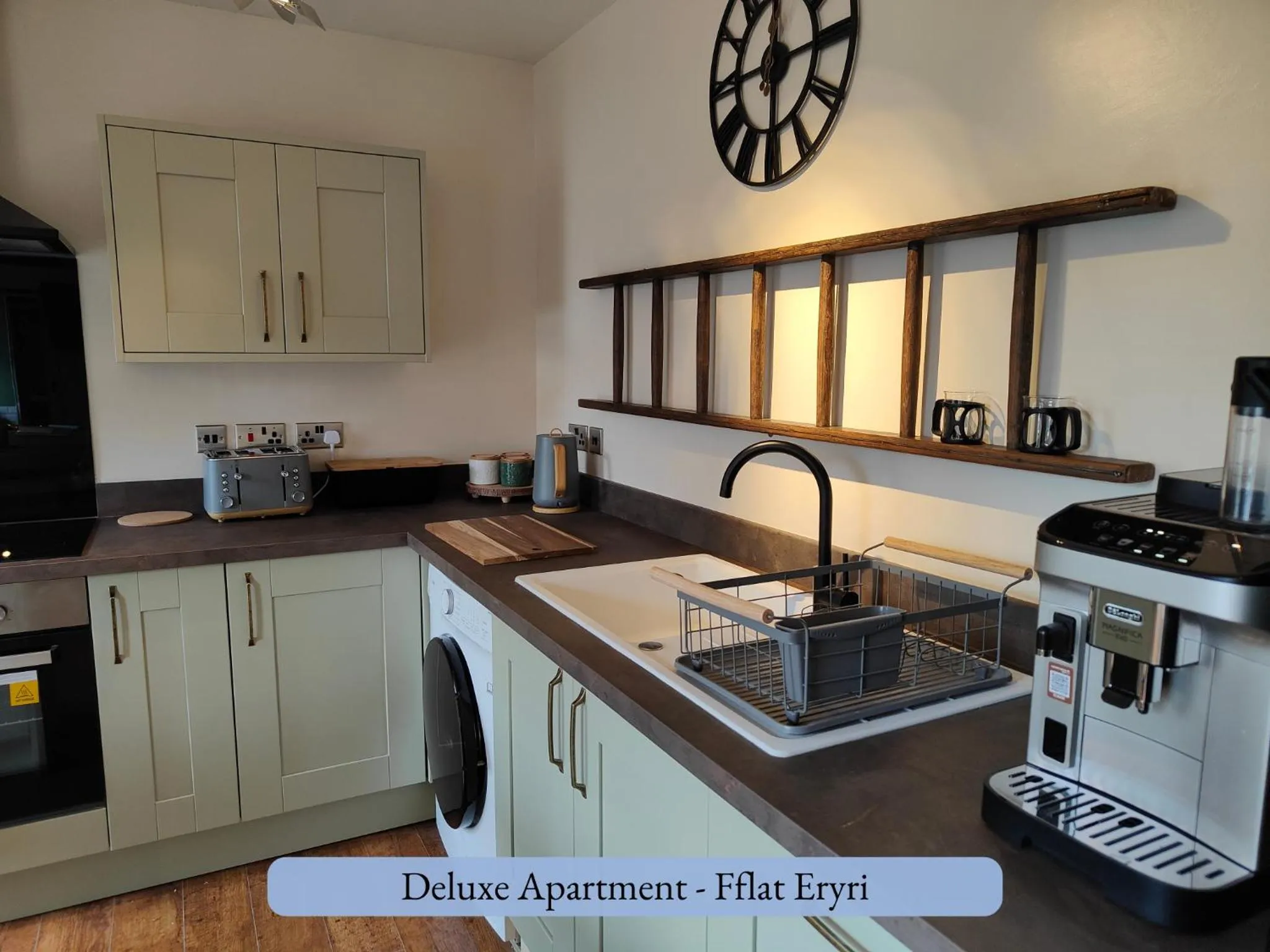 Kitchen or kitchenette in Llew Accommodation - The Townhouse