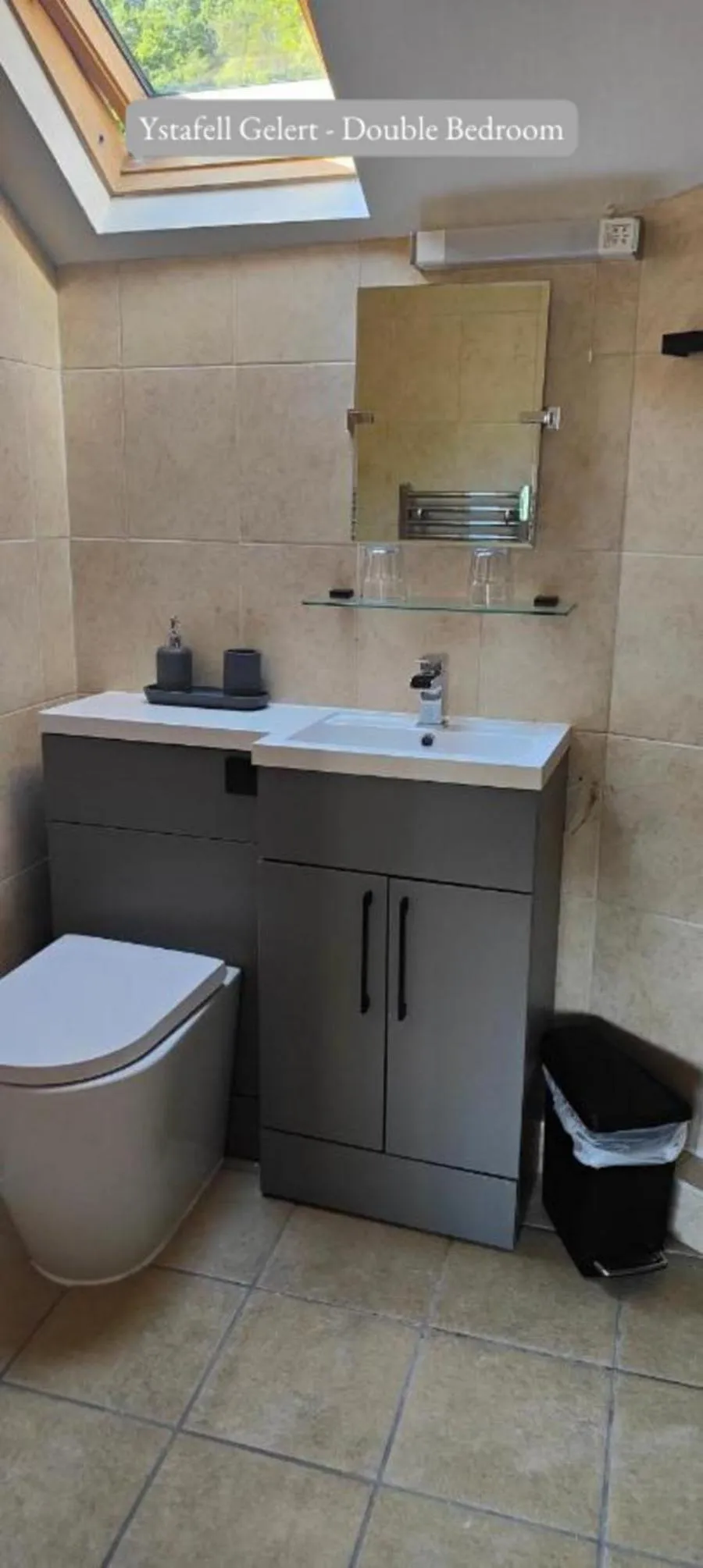 Bathroom in Llew Accommodation - The Townhouse