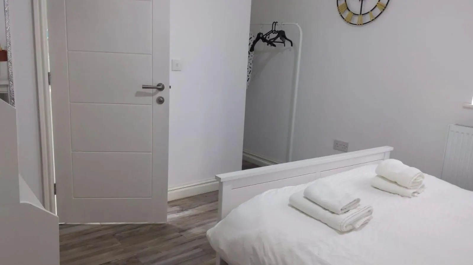 Bed in CityBreaks Rooms with Free Parking