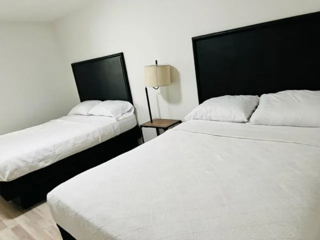 Bedroom in Cattlemen's Inn
