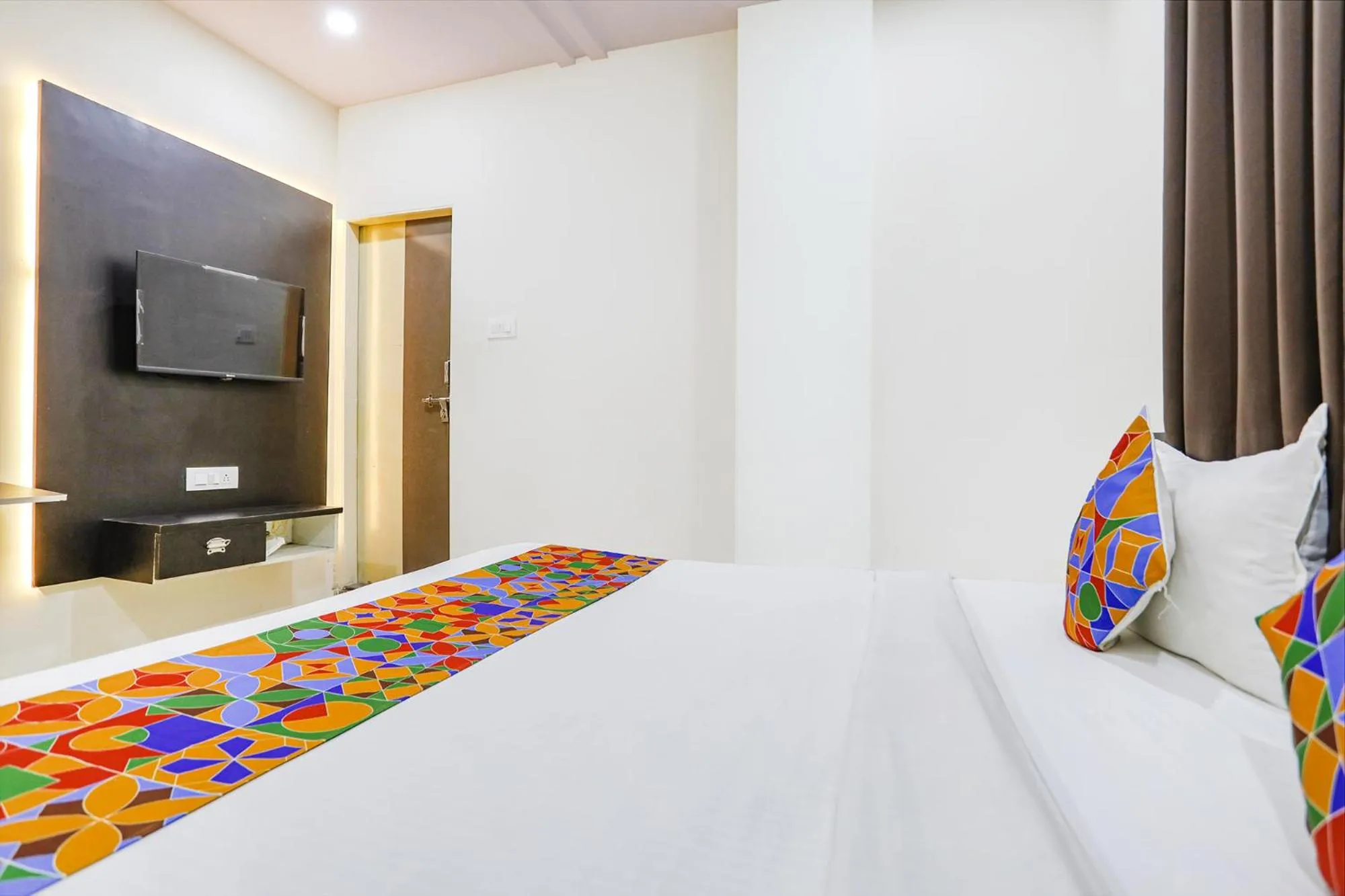 Bed in FabHotel New Shraddha Inn - Nr Airport Colony