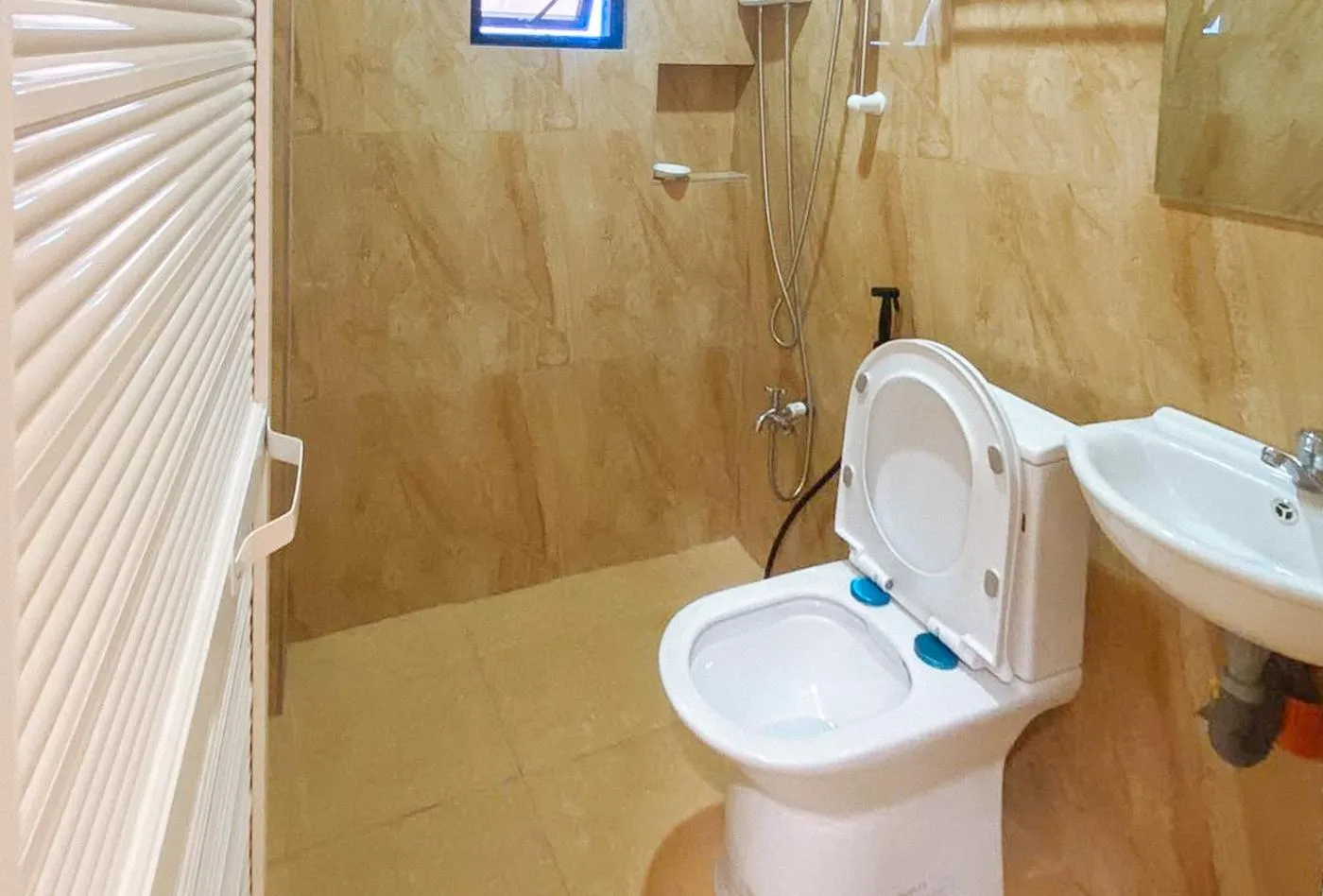 Shower in UrbanView at Balzain East Tuguegarao City by RedDoorz