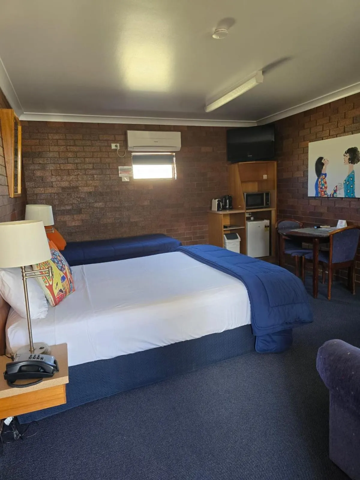 Living room, Bed in Country Pathfinder Motor Inn