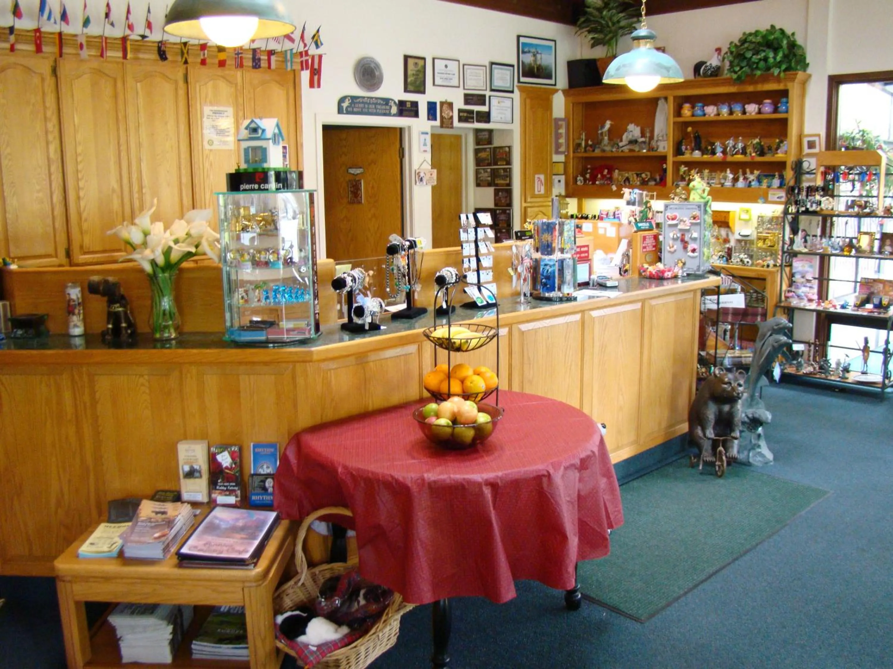 Lobby or reception in Ponderosa Gardens Motel