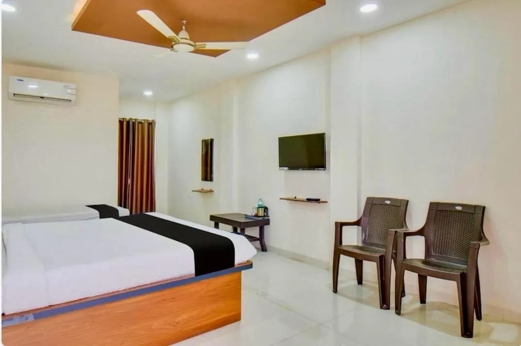 Bedroom, Bed in Hotel O Grand Executive