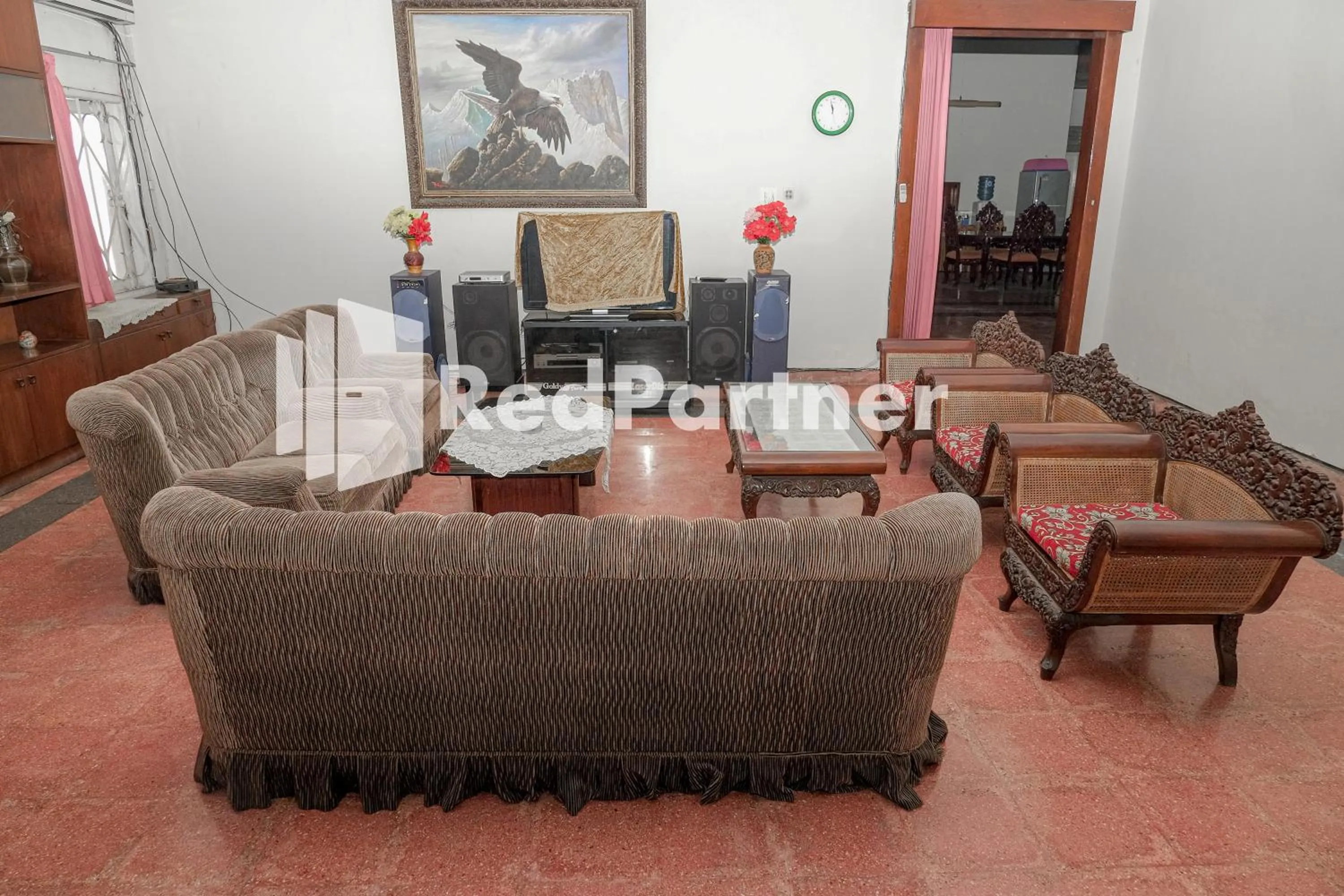 Living room in Rajawali Guest House Mitra RedDoorz