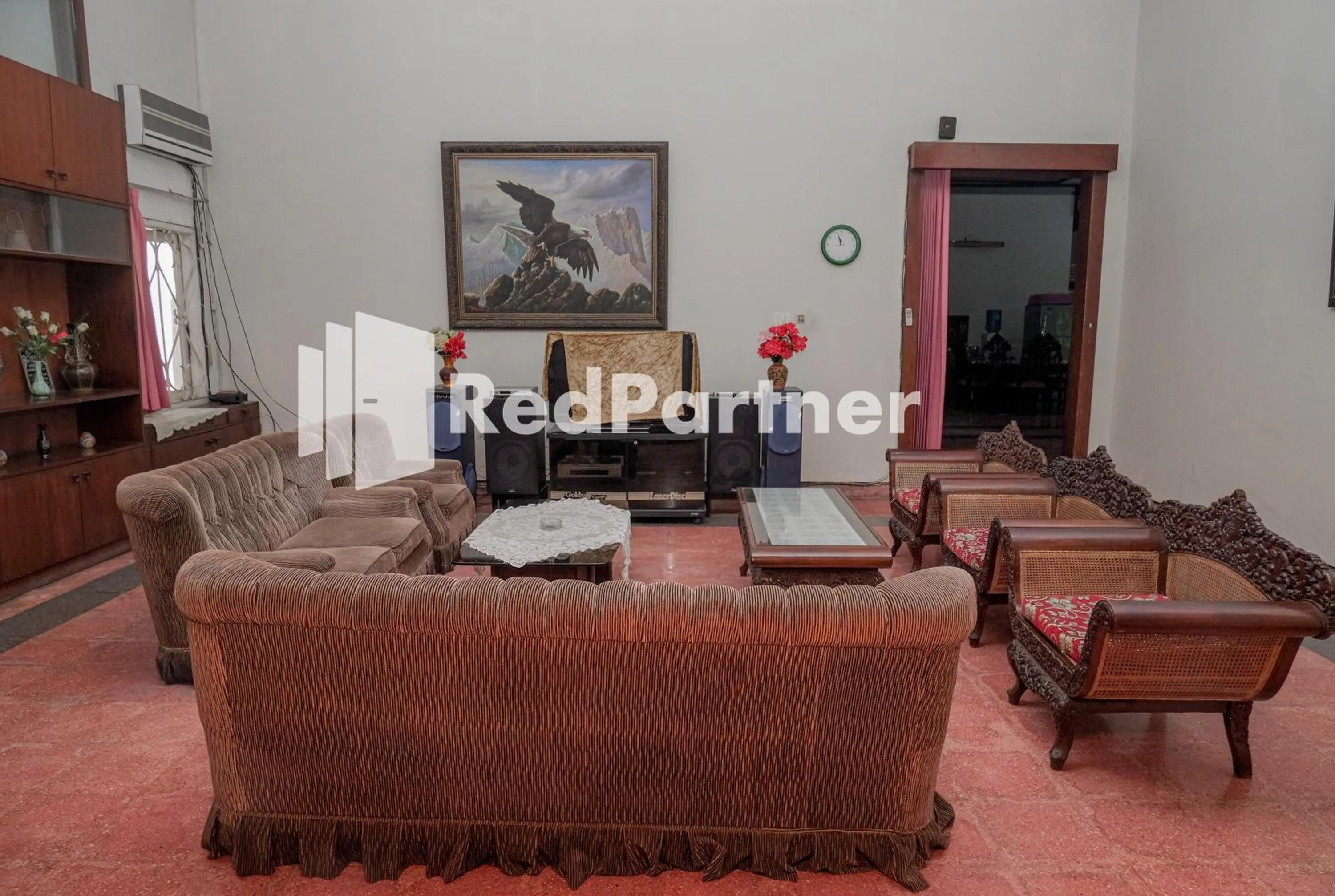 Living room in Rajawali Guest House Mitra RedDoorz