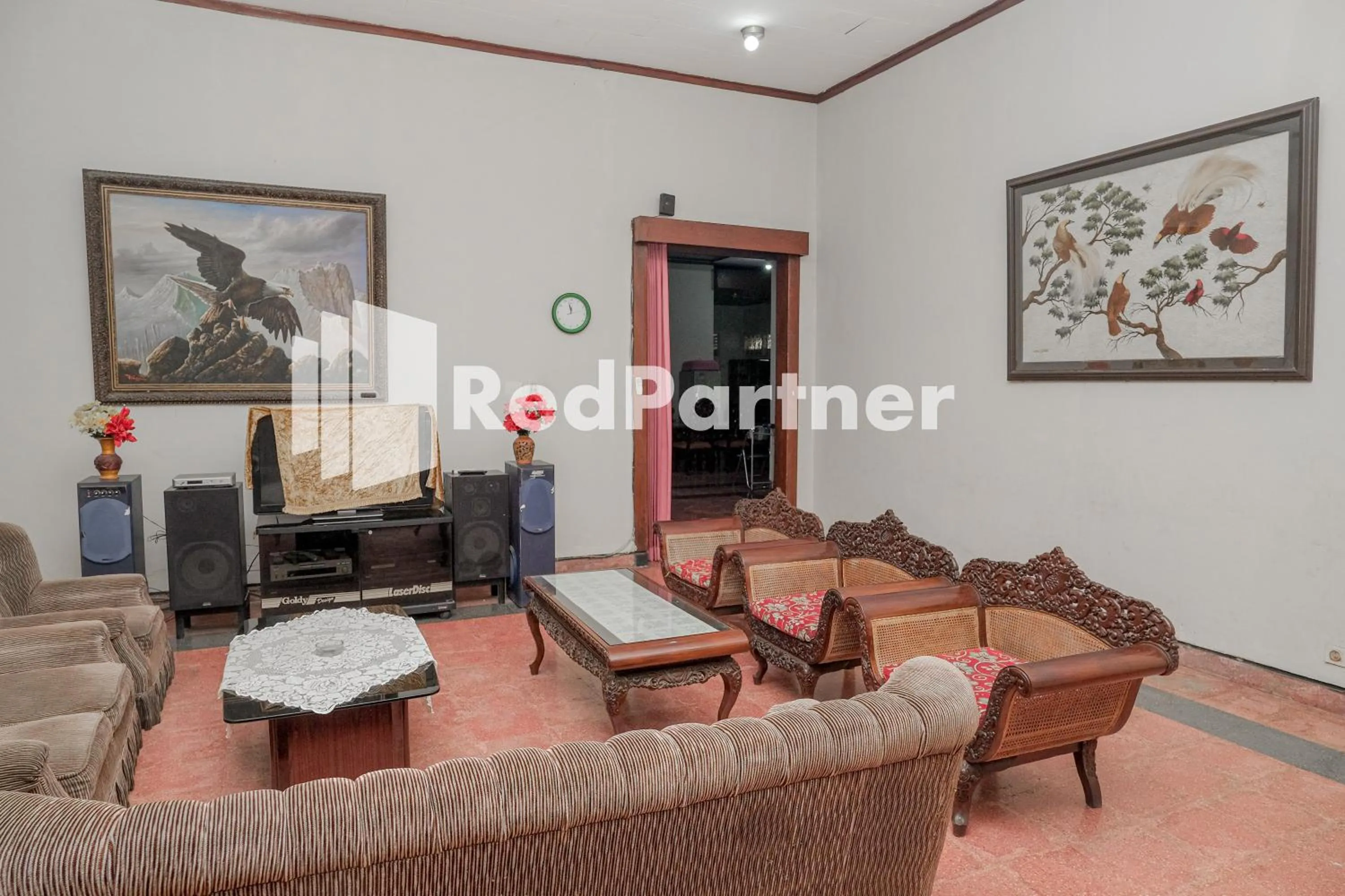 Communal lounge/ TV room in Rajawali Guest House Mitra RedDoorz