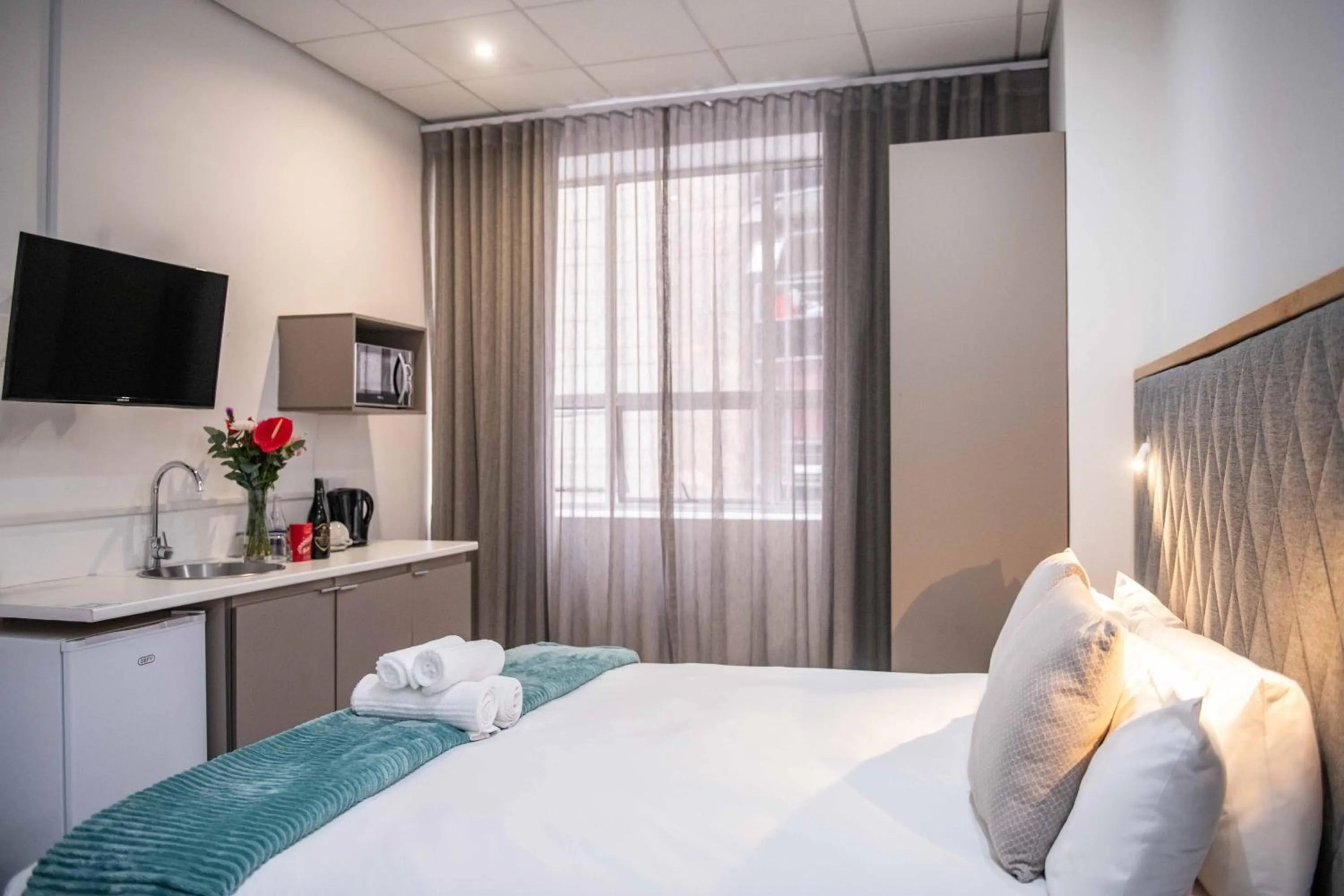 Kitchen or kitchenette, Bed in Cape Diamond Boutique Hotel