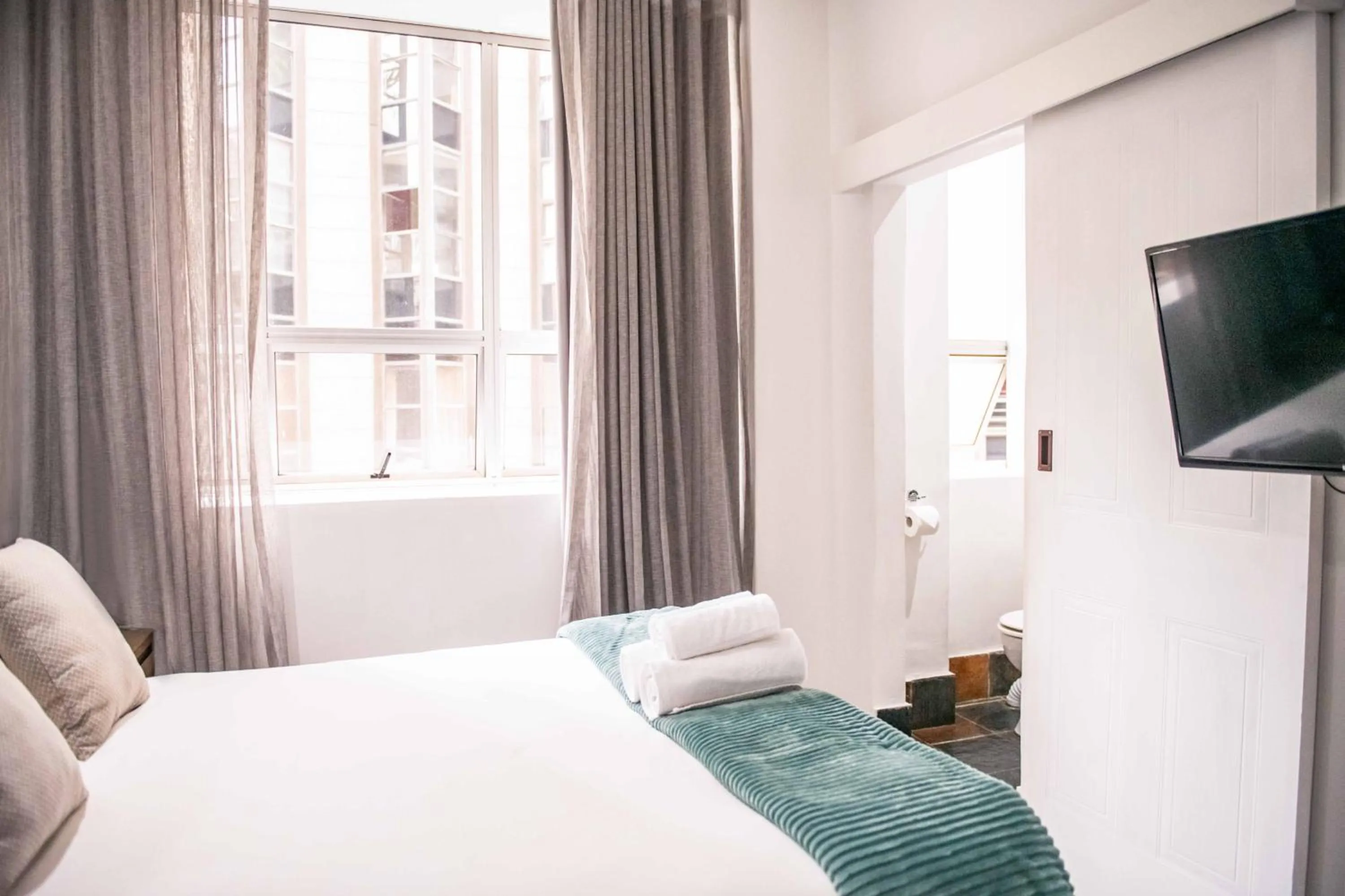 TV and multimedia, Bed in Cape Diamond Boutique Hotel