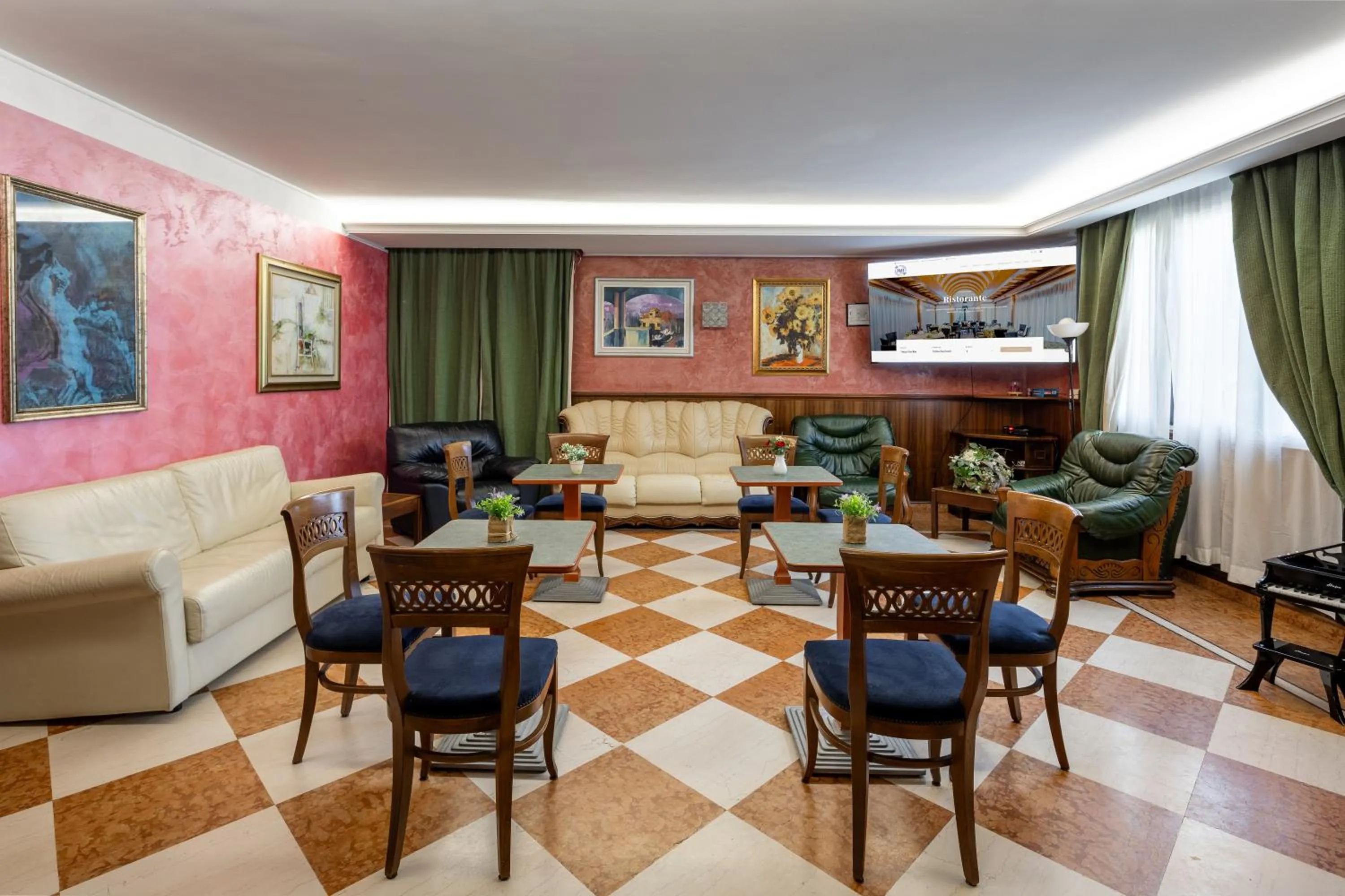 Communal lounge/ TV room in Hotel Lucrezia Borgia