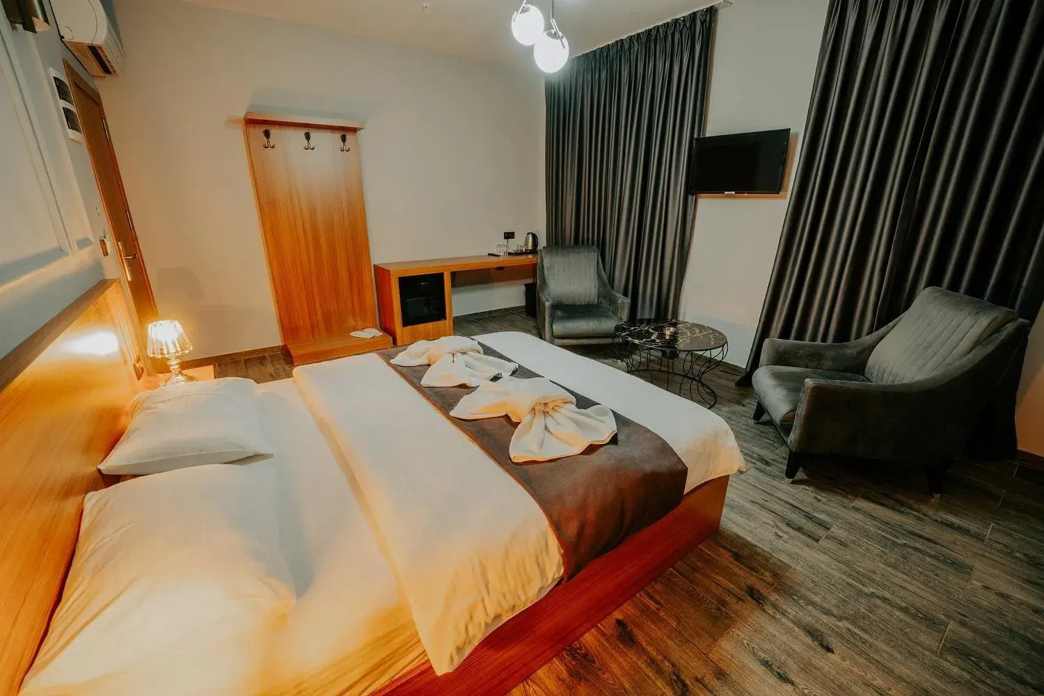 Budget Double Room in Grand Quars Hotel Budget Double Room in Grand Quars Hotel