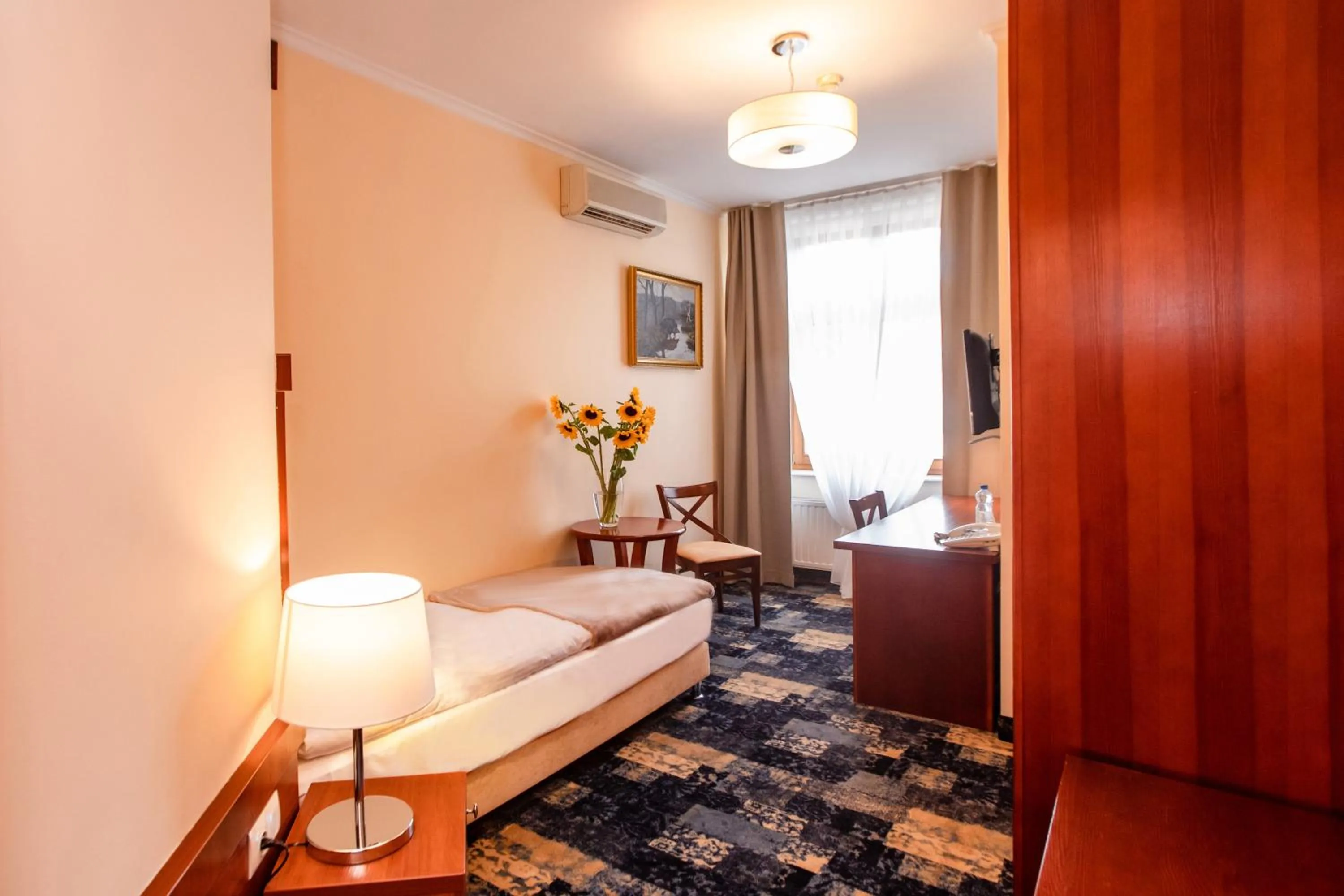 Living room, Bed in Hotel Hubertus Rzeszów