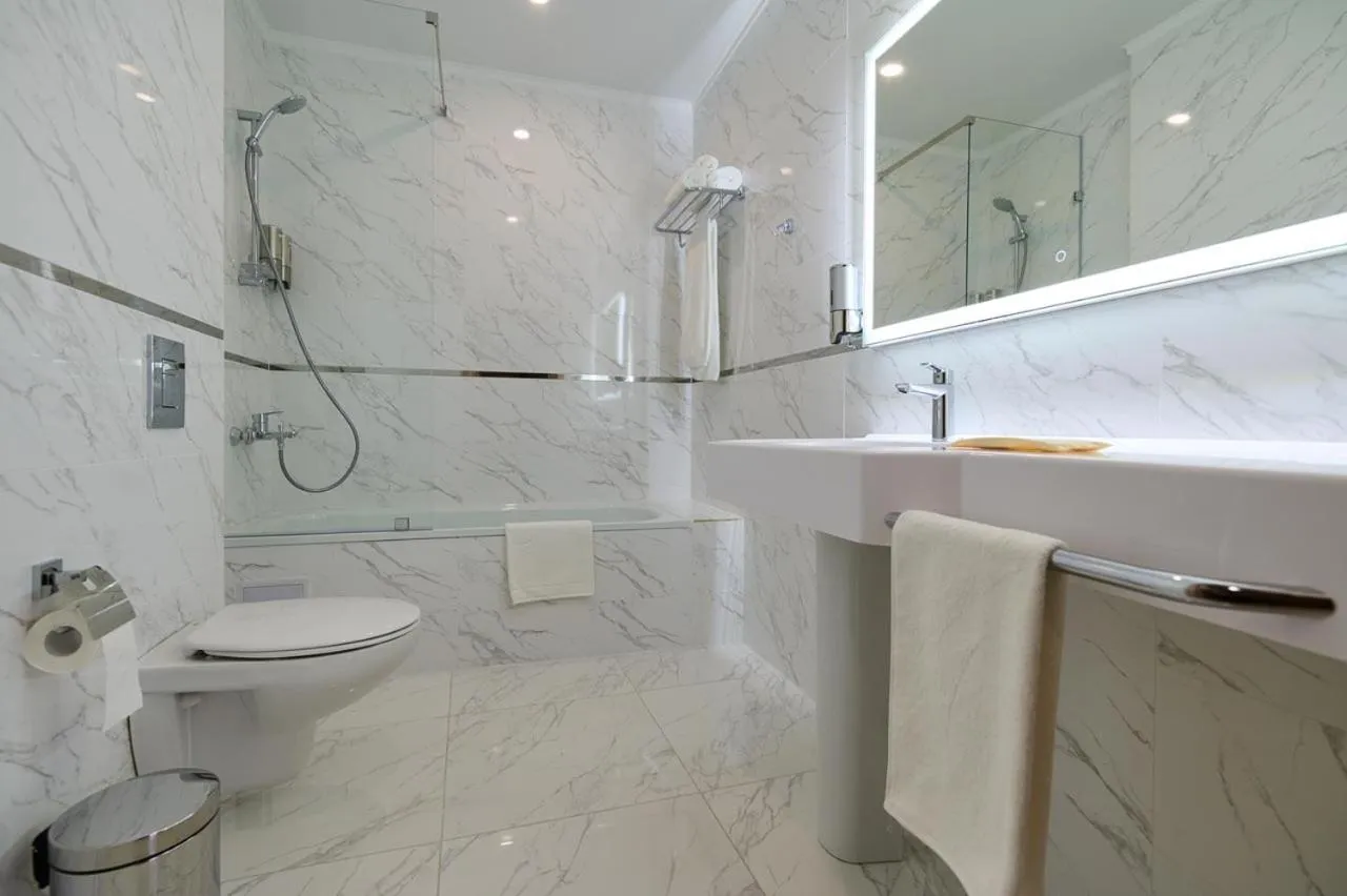 Bathroom in Victoria Hotel