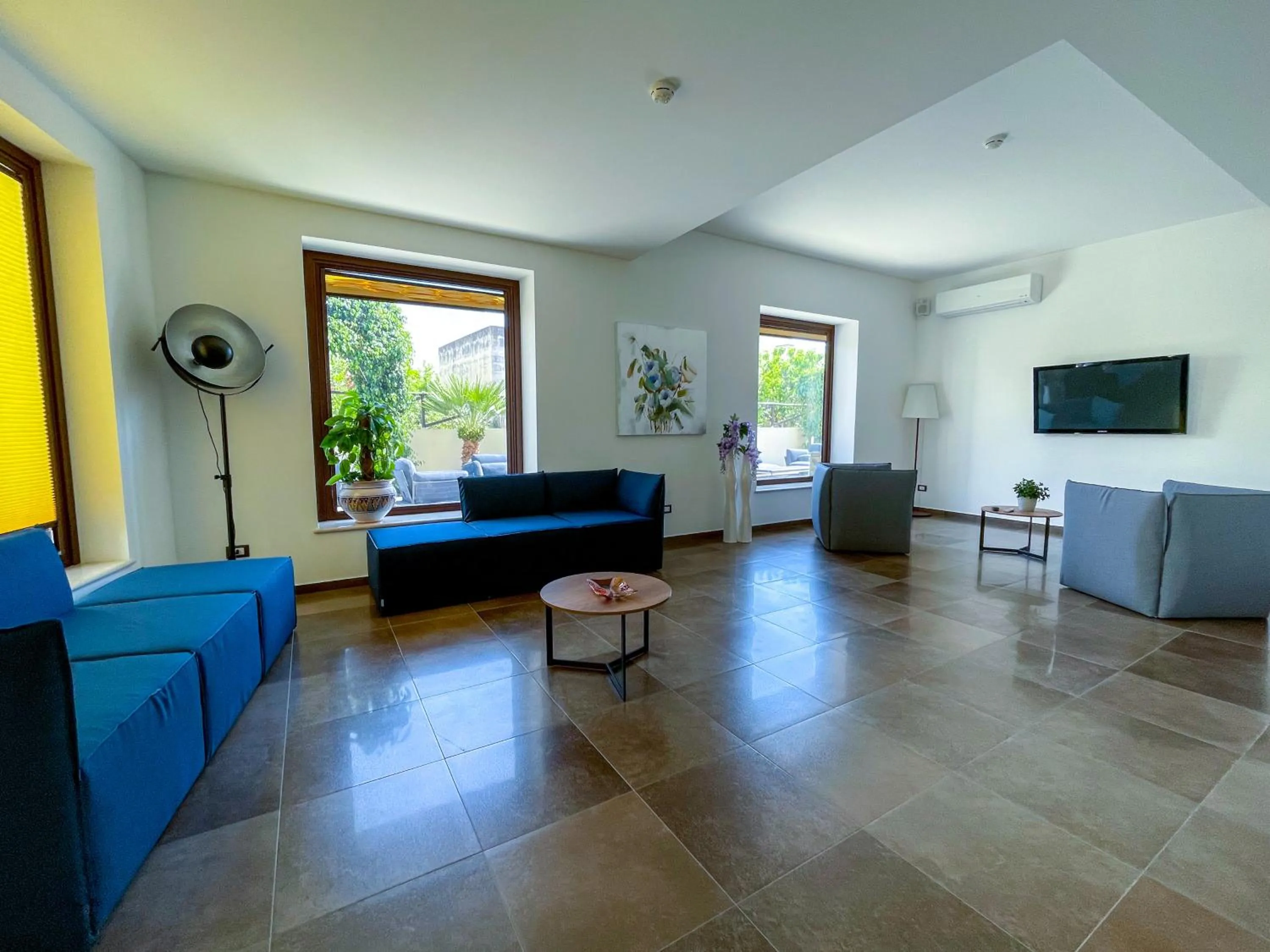 Communal lounge/ TV room in Hotel Sikania