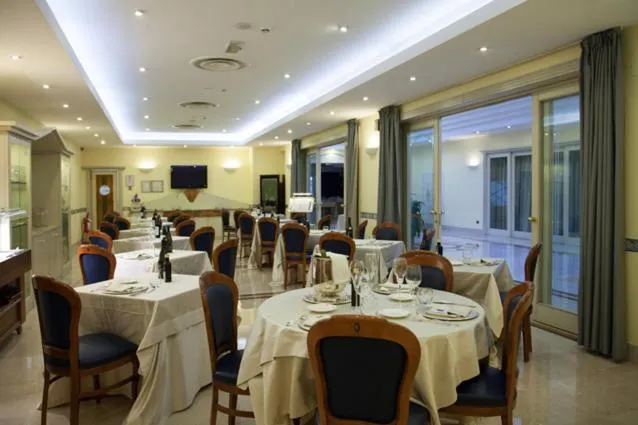 Restaurant/places to eat in Hotel Villa Medici