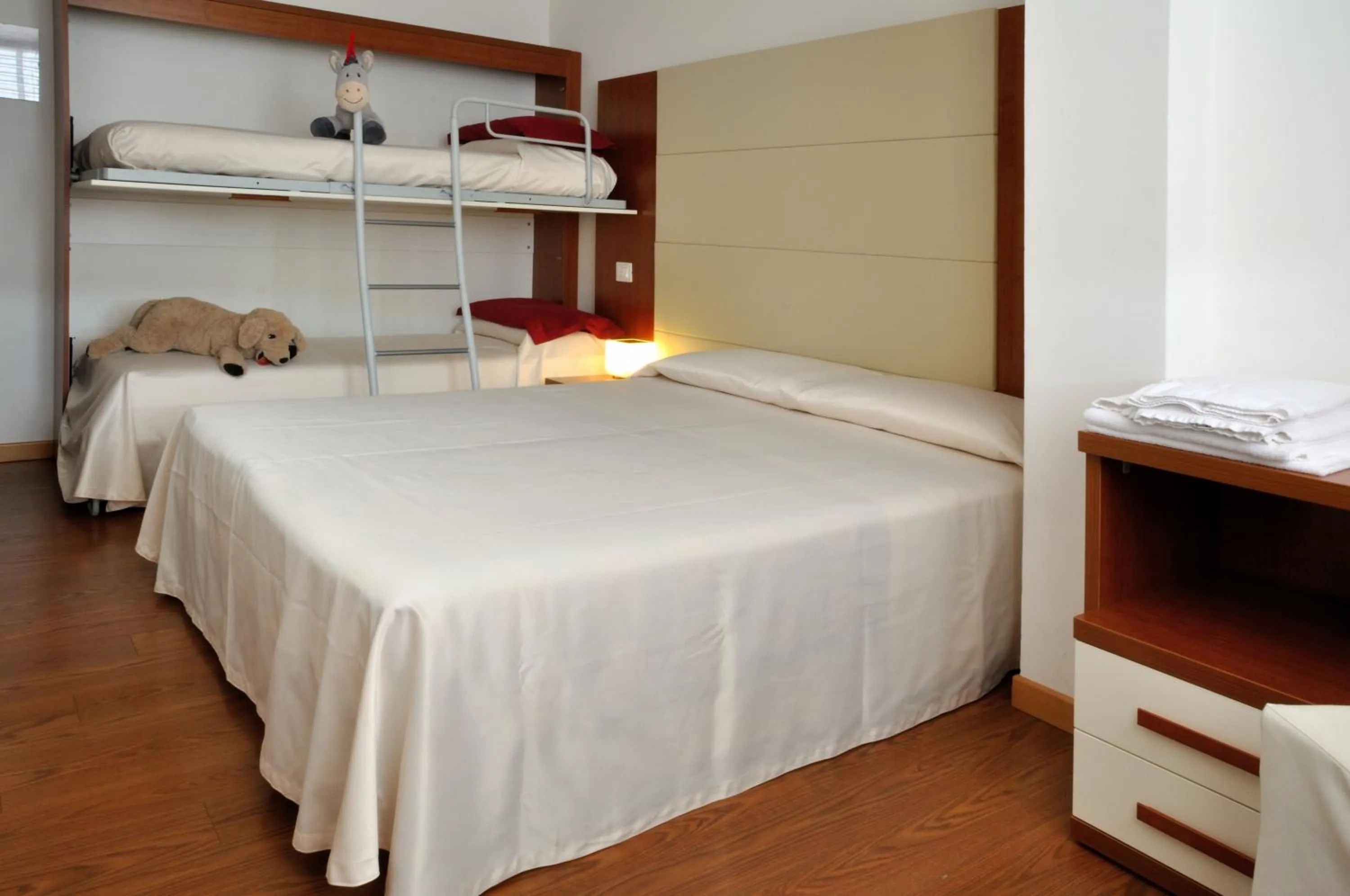 Bathroom, Bed in Hotel Mezzaluna