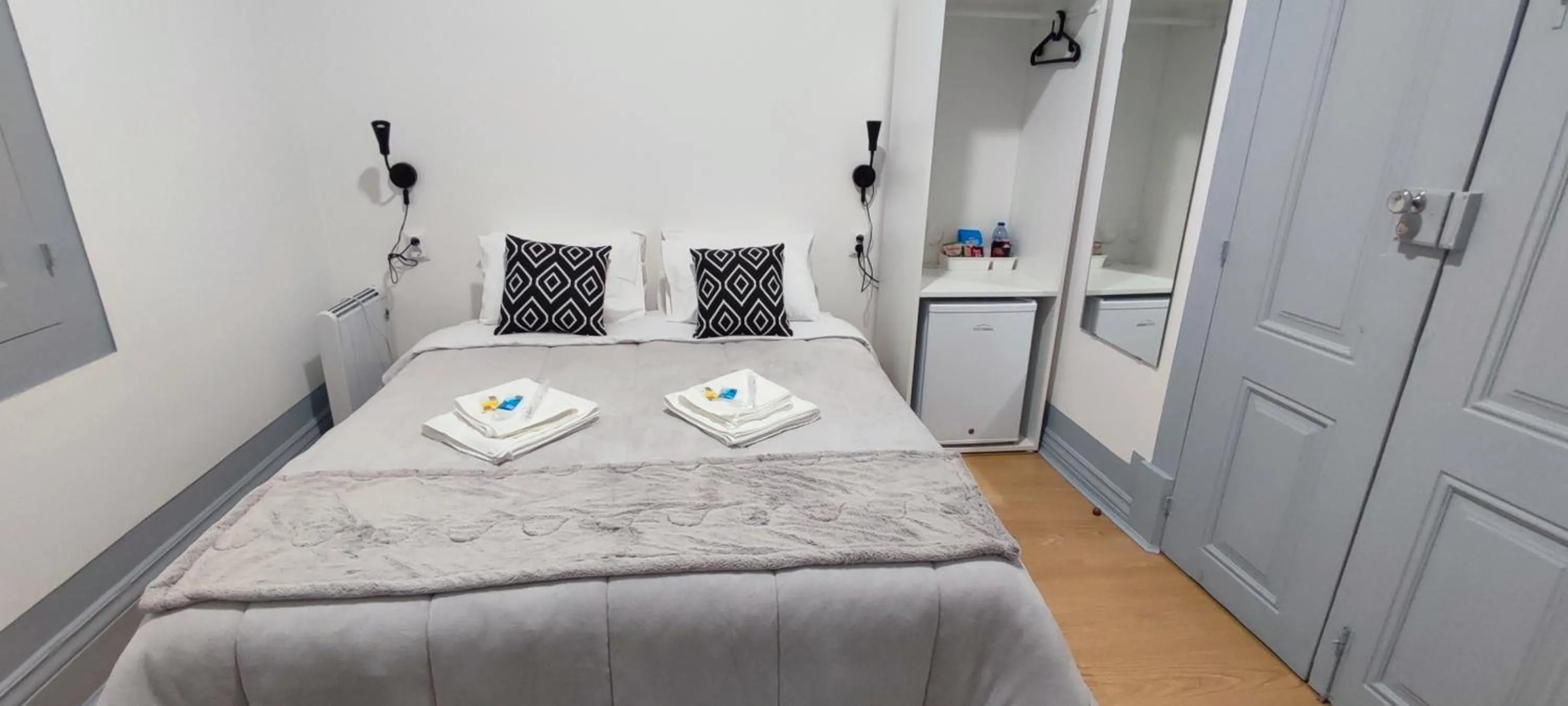 Bedroom, Bed in Vila Santa Cruz Guest House