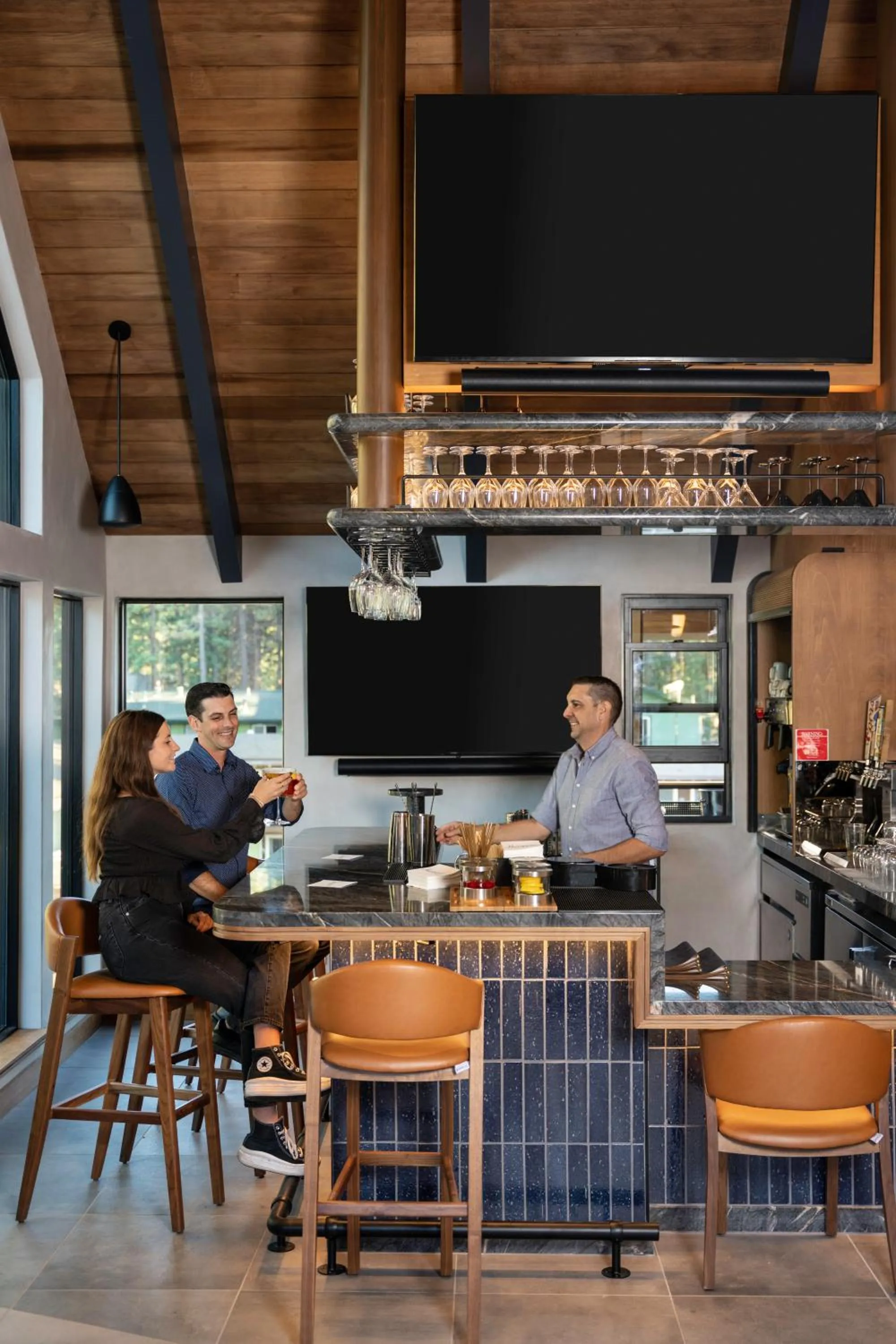 Restaurant/places to eat in Desolation Hotel