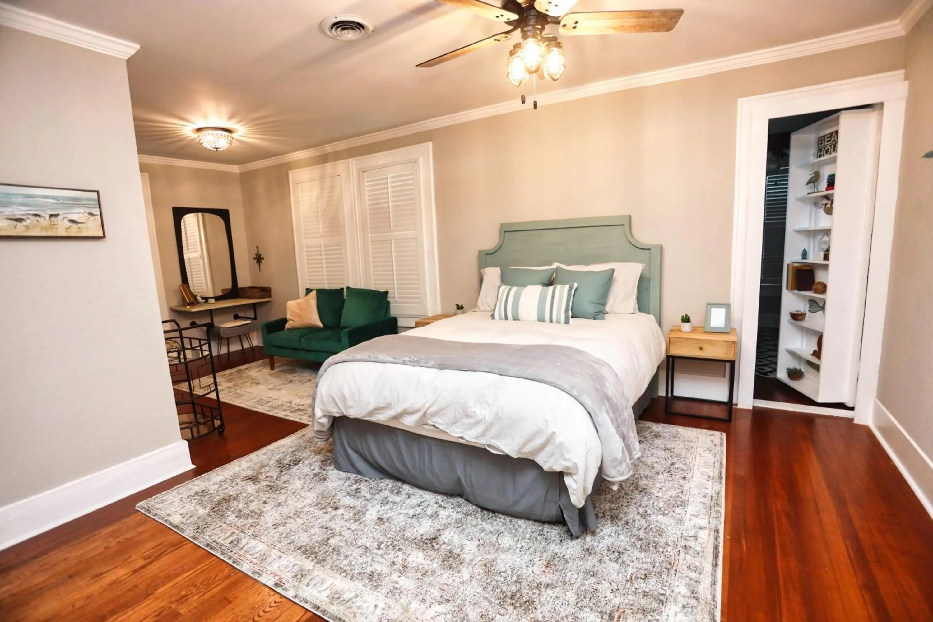 Bed in Historic Home Family Friendly Close to Seawall