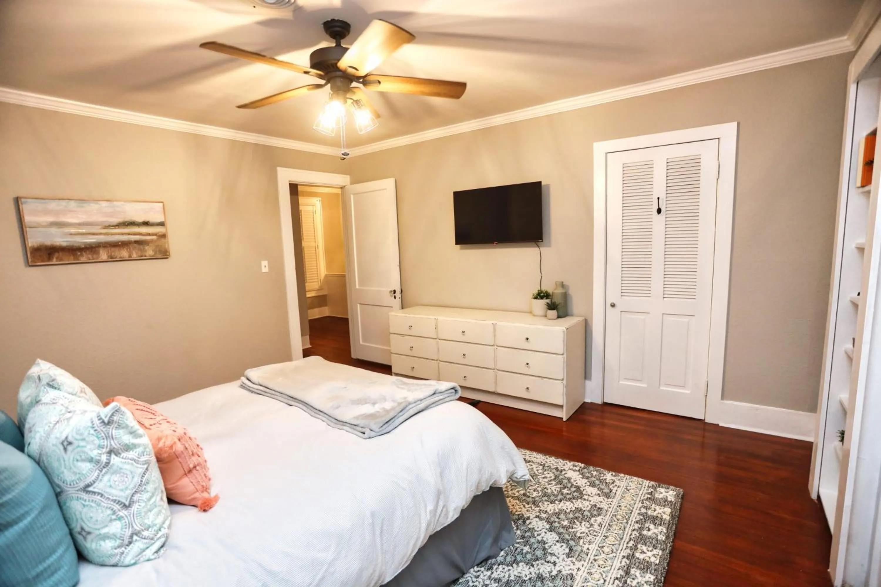 Bed in Historic Home Family Friendly Close to Seawall