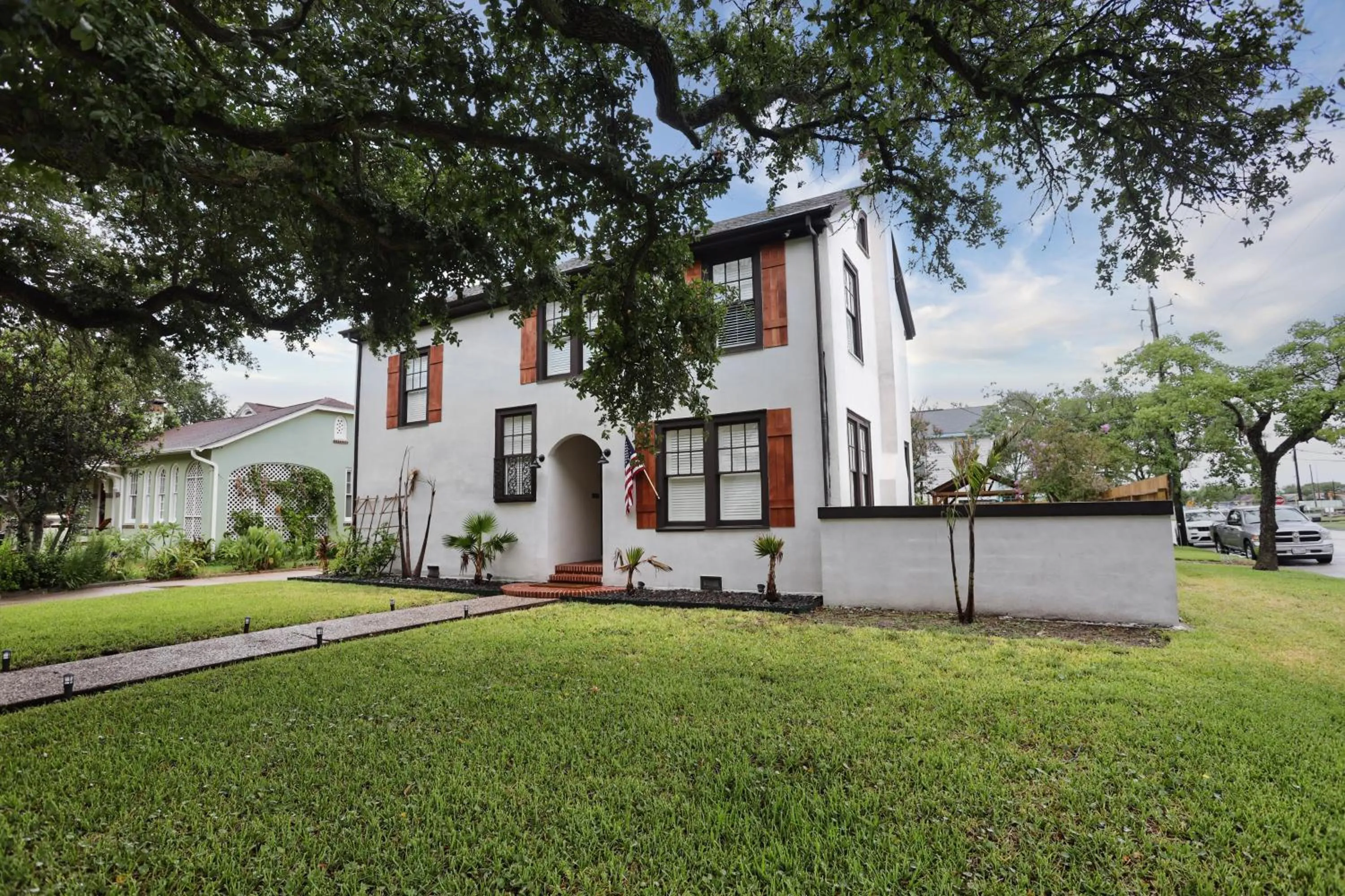 Property building in Historic Home Family Friendly Close to Seawall