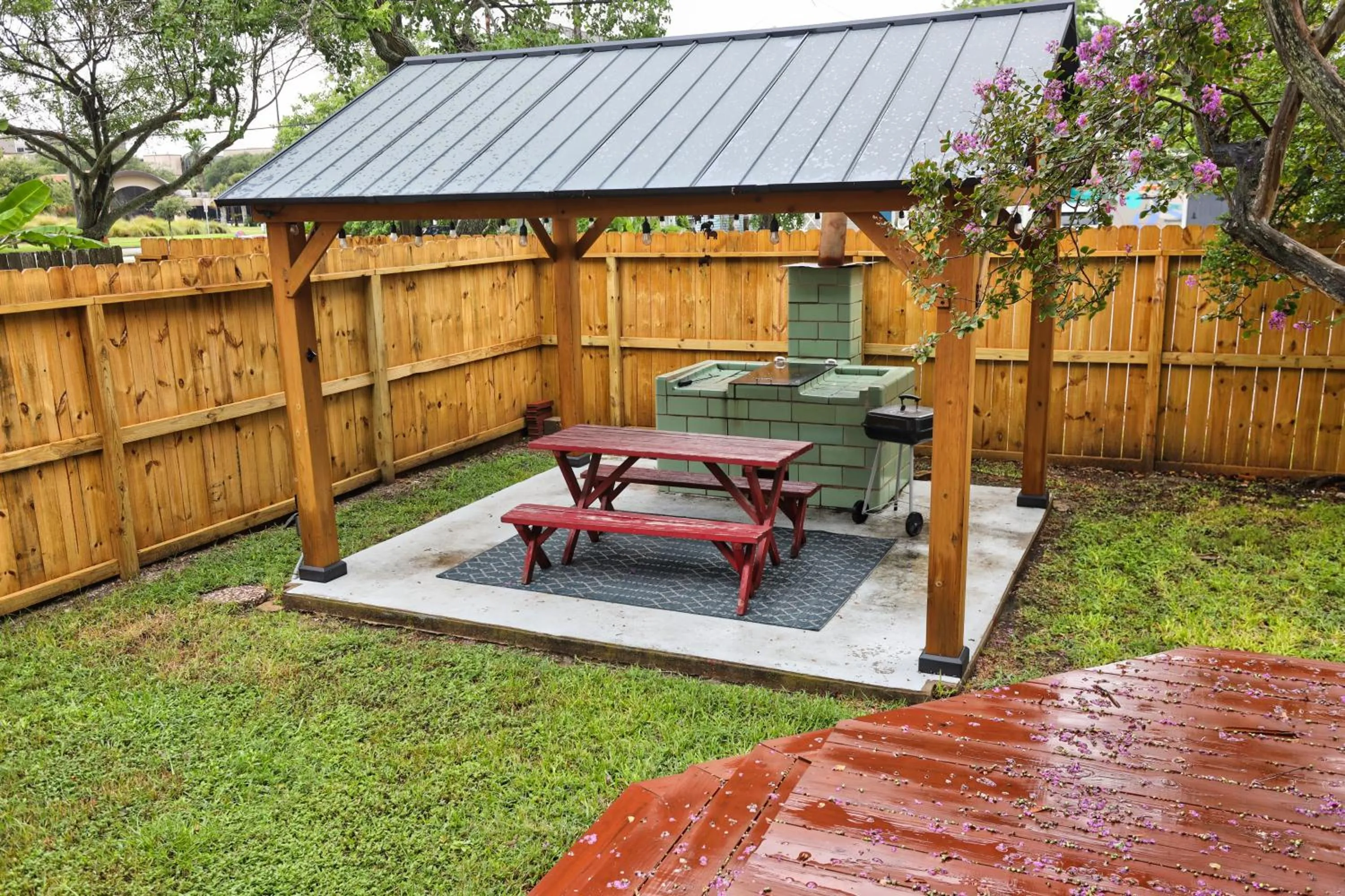 BBQ facilities in Historic Home Family Friendly Close to Seawall